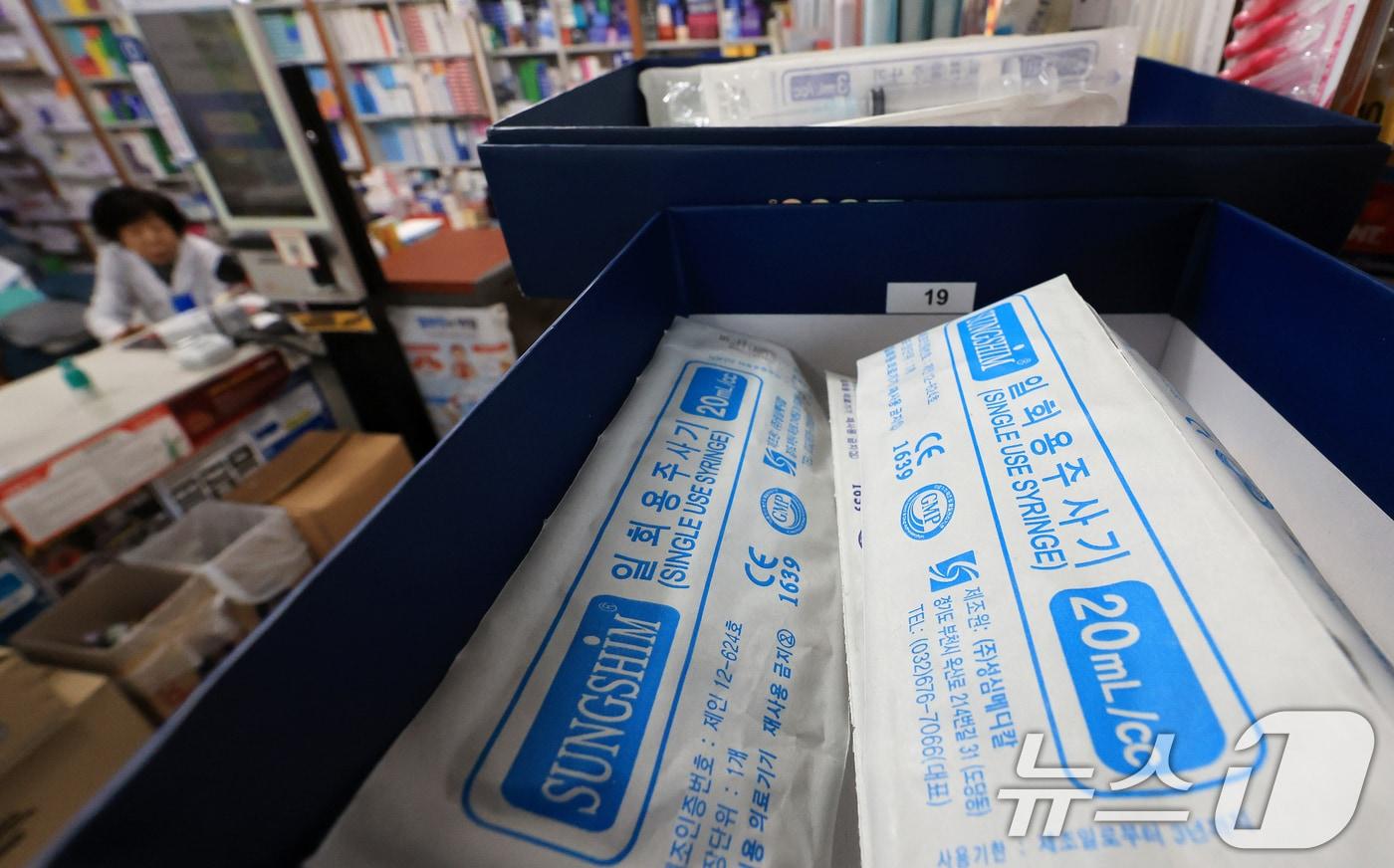 본문 이미지 - 부천 한 약국에 일회용 주사기들이 진열돼 있는 모습. 2026.4.7 ⓒ 뉴스1 이호윤 기자