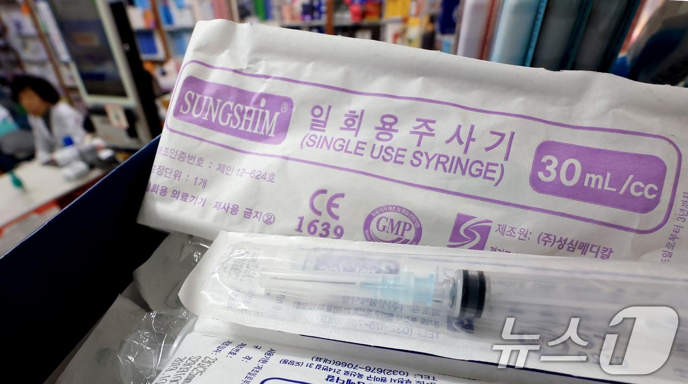 본문 이미지 - 부천 한 약국에 일회용 주사기들이 진열돼 있는 모습. 2026.4.7 ⓒ 뉴스1 이호윤 기자