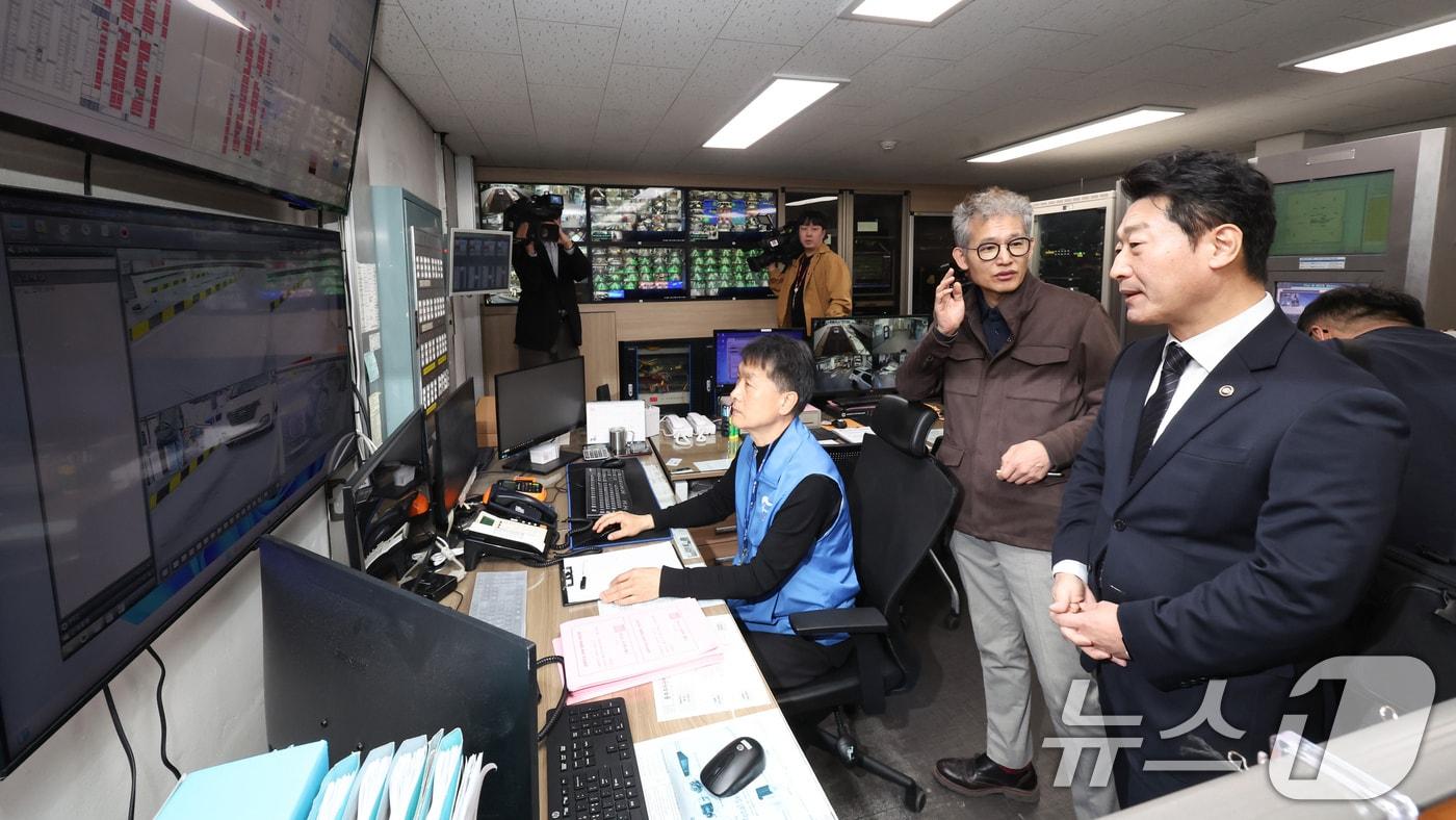 본문 이미지 - 이호현 기후에너지환경부 2차관이 7일 오후 서울 종로구 종묘 공영주차장에서 오는 8일 부터 시행되는 '공영주차장 차량 5부제' 준비 상황을 사전 점검 하고 있다. 2026.4.7 ⓒ 뉴스1 임지훈 인턴기자