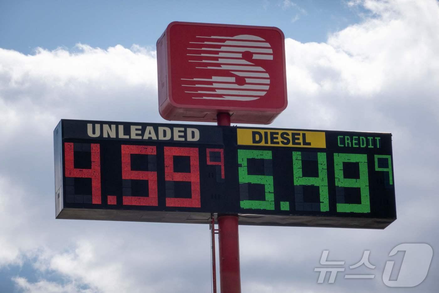 본문 이미지 - 6일(현지시간) 미국 일리노이주 햄프셔의 한 트럭 휴게소에 연료 가격이 표시돼 있다. 이란과의 전쟁으로 인해 상품 운송 비용이 상승하면서 미국 평균 경유 가격이 갤런당 약 5.60달러(리터당 2226원)까지 올랐다. 2026.04.06. ⓒ AFP=뉴스1