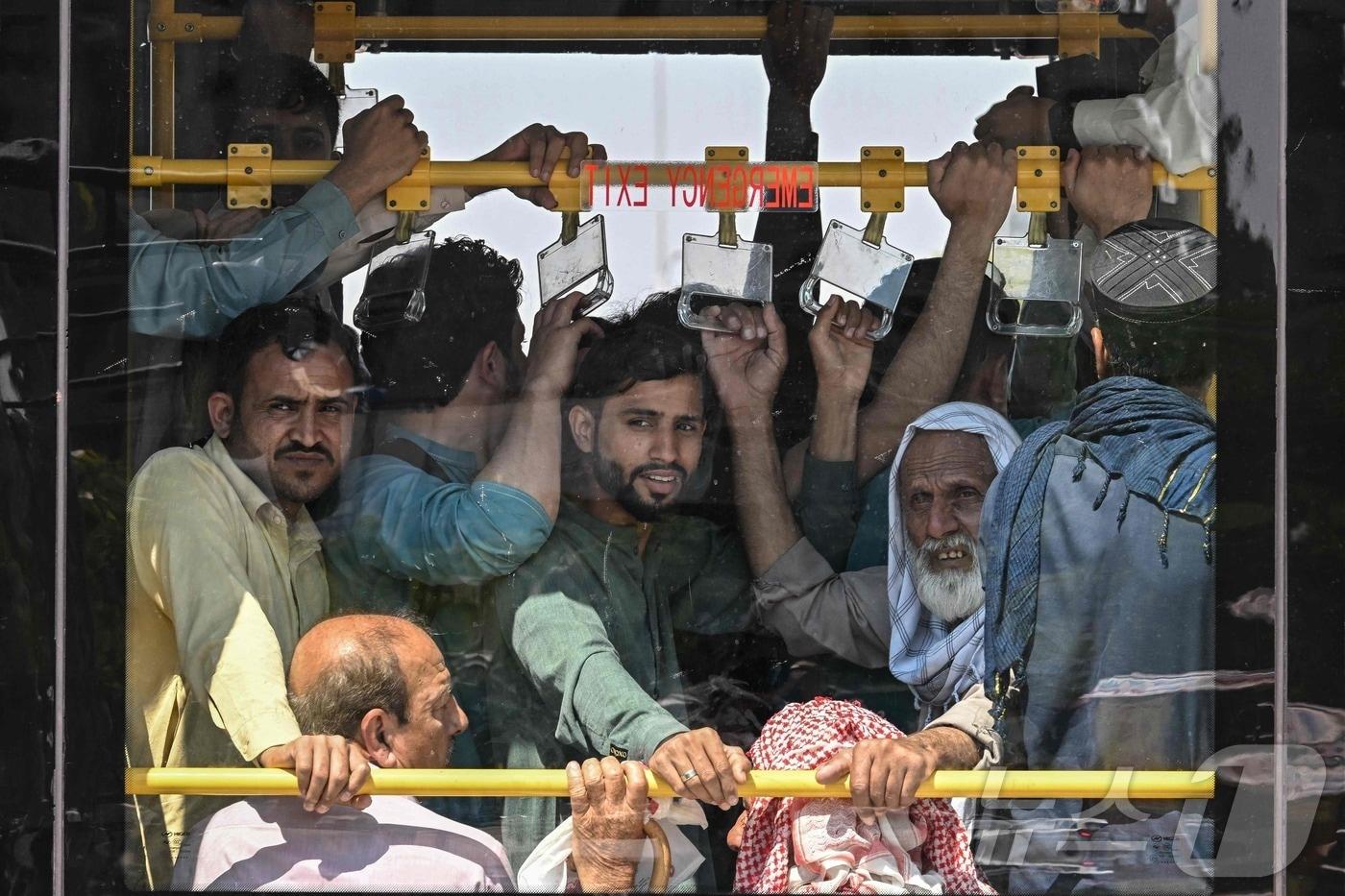 본문 이미지 - 6일(현지시간) 파키스탄의 수도 이슬라마바드에서 사람들이 만원인 무료 국영 시내버스를 타고 이동하고 있다. 파키스탄 정부는 이란 전쟁의 여파로 유류 가격을 대폭 인상한 뒤 이슬라마바드주 대중교통은 다음 달까지 무료로 운행하겠다고 지난 3일 발표했다. 2026.04.06. ⓒ AFP=뉴스1