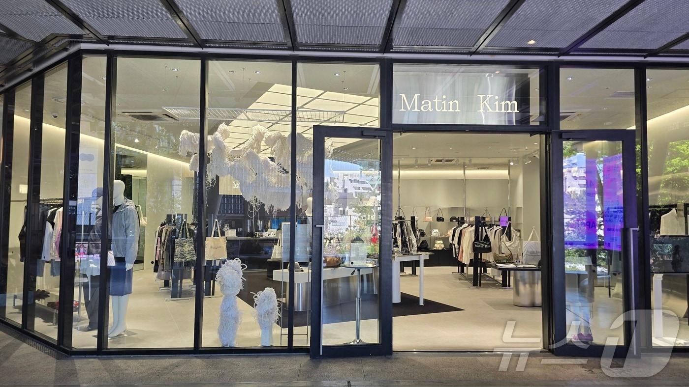 본문 이미지 - 일본 도쿄 시부야 복합문화공간 미야시타파크에 입점한 일본 1호 매장 마뗑킴(Matin Kim) 시부야점 매장 모습. 매장 정문 왼편에 '파이브콤마' 설치미술 작품이 눈에 띈다.ⓒ 뉴스1 최소망