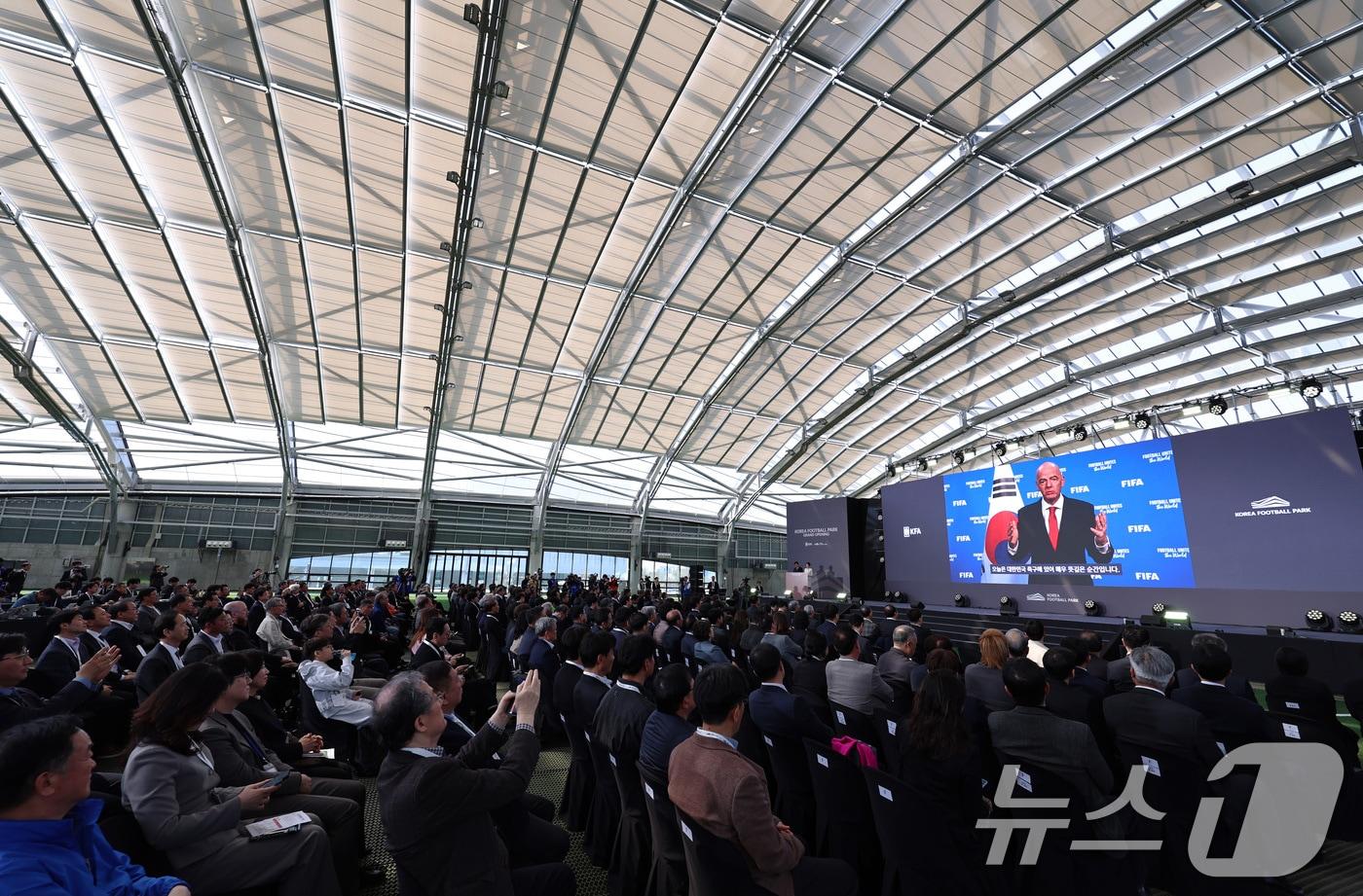 본문 이미지 - 7일 오후 충남 천안 서북구 코리아풋볼파크 개관식에서 잔니 인판티노 국제축구연맹(FIFA) 회장의 축사영상이 나오고 있다. 2026.4.7 ⓒ 뉴스1 구윤성 기자