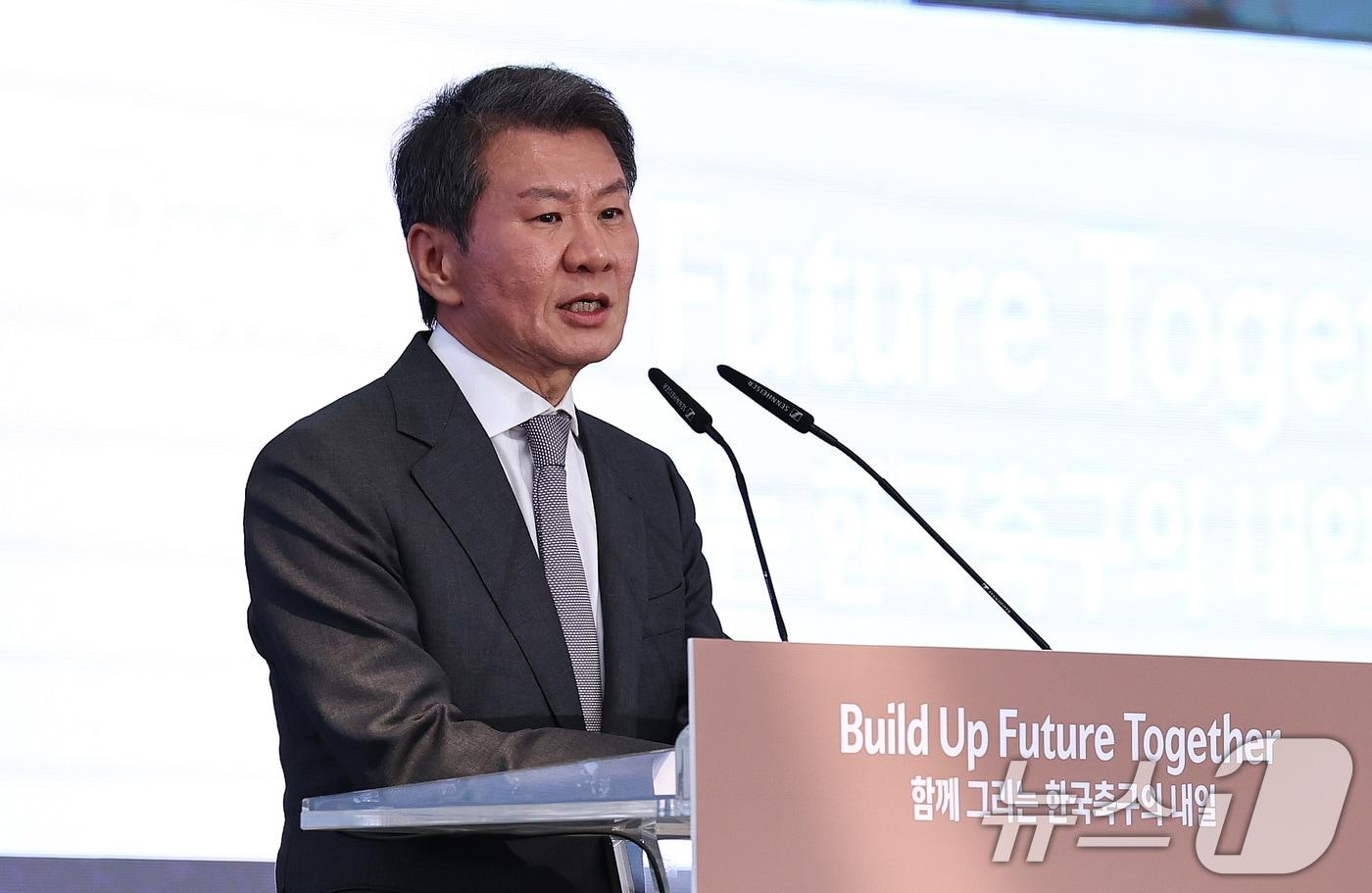 본문 이미지 - 정몽규 대한축구협회장이 7일 오후 충남 천안 서북구 코리아풋볼파크 개관식에서 축사하고 있다. 2026.4.7 ⓒ 뉴스1 구윤성 기자