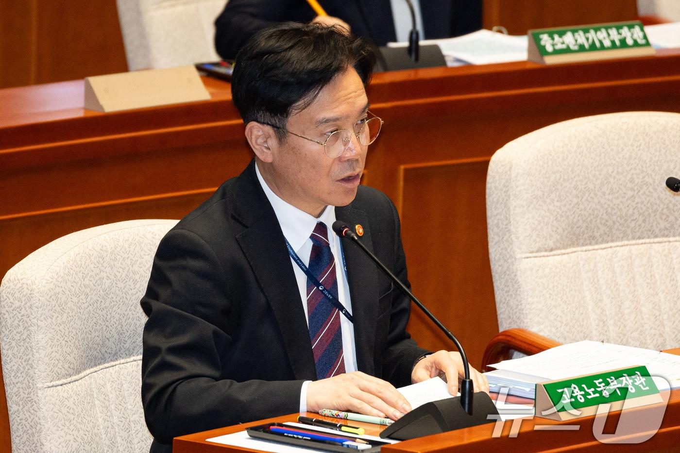 본문 이미지 - 김영훈 고용노동부 장관. 2026.4.7 ⓒ 뉴스1 유승관 기자