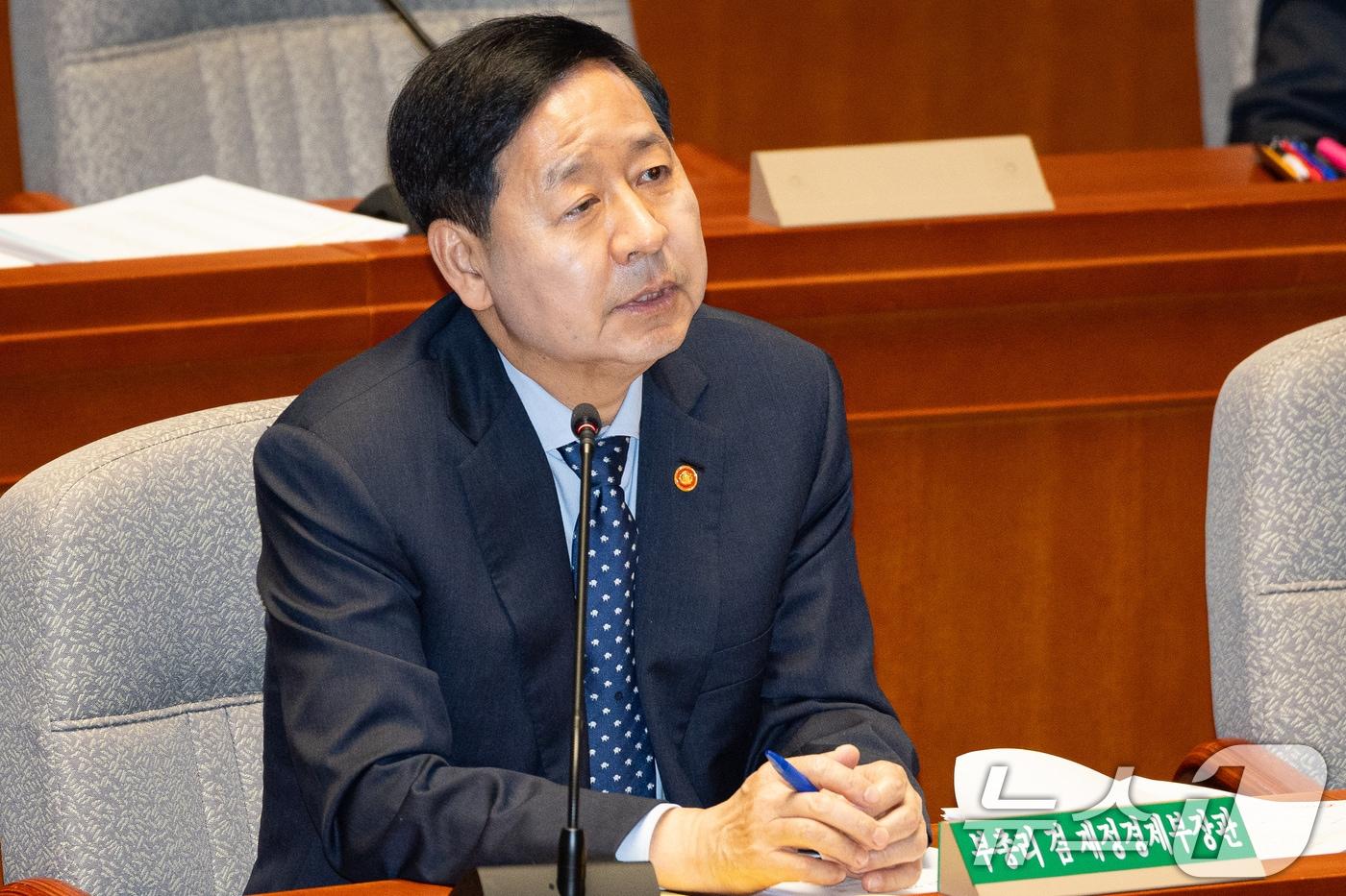 본문 이미지 - 구윤철 부총리 겸 재정경제부 장관이 7일 서울 여의도 국회에서 열린 제434회 국회(임시회) 예산결산특별위원회 제1차 전체회의에서 의원 질의에 답하고 있다. 2026.4.7 ⓒ 뉴스1 유승관 기자
