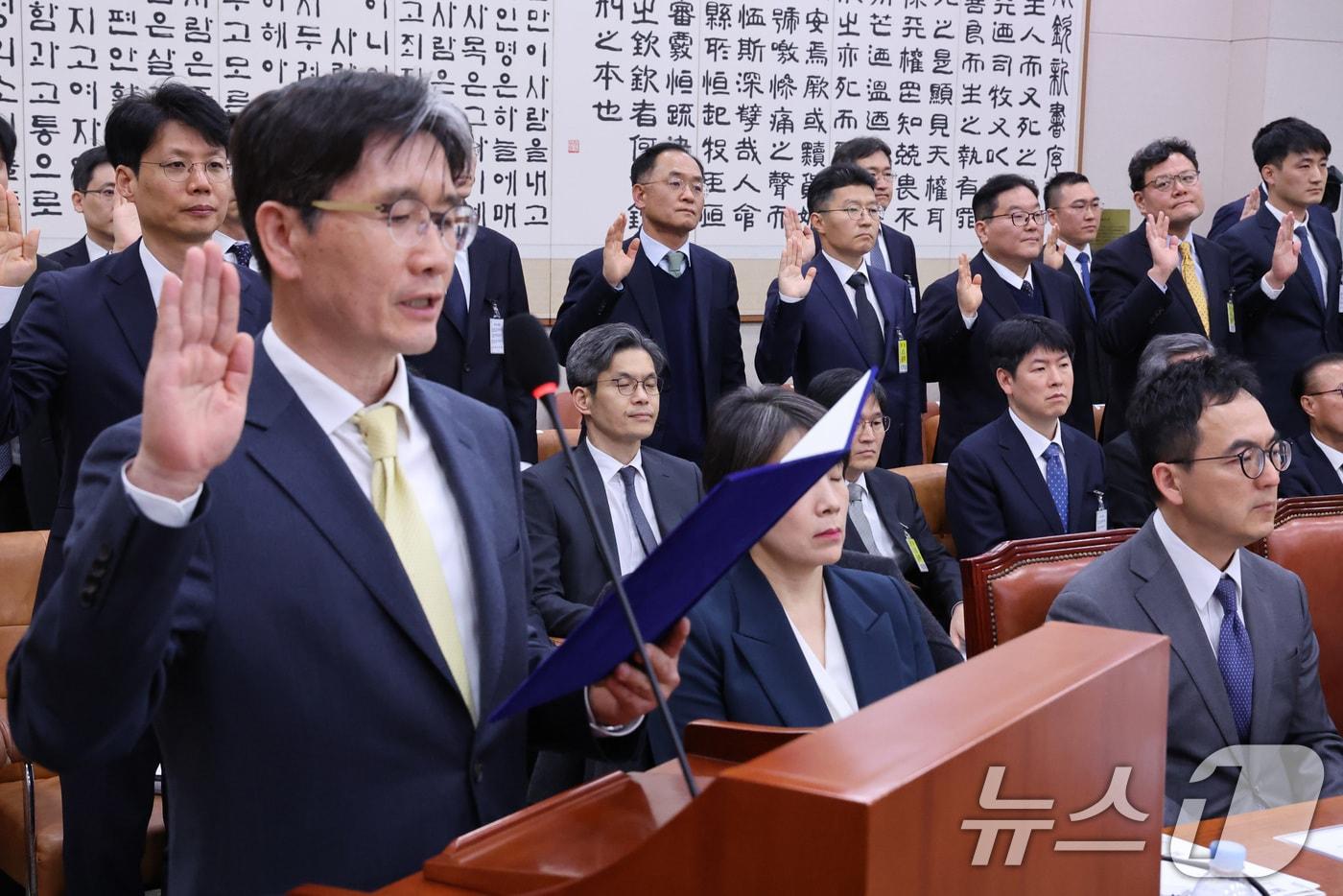 본문 이미지 - 7일 서울 여의도 국회에서 열린 윤석열정권정치검찰조작기소의혹사건진상규명국정조사특별위원회 전체회의에서 이뤄진 증인 선서 모습. 2026.4.7 ⓒ 뉴스1 신웅수 기자