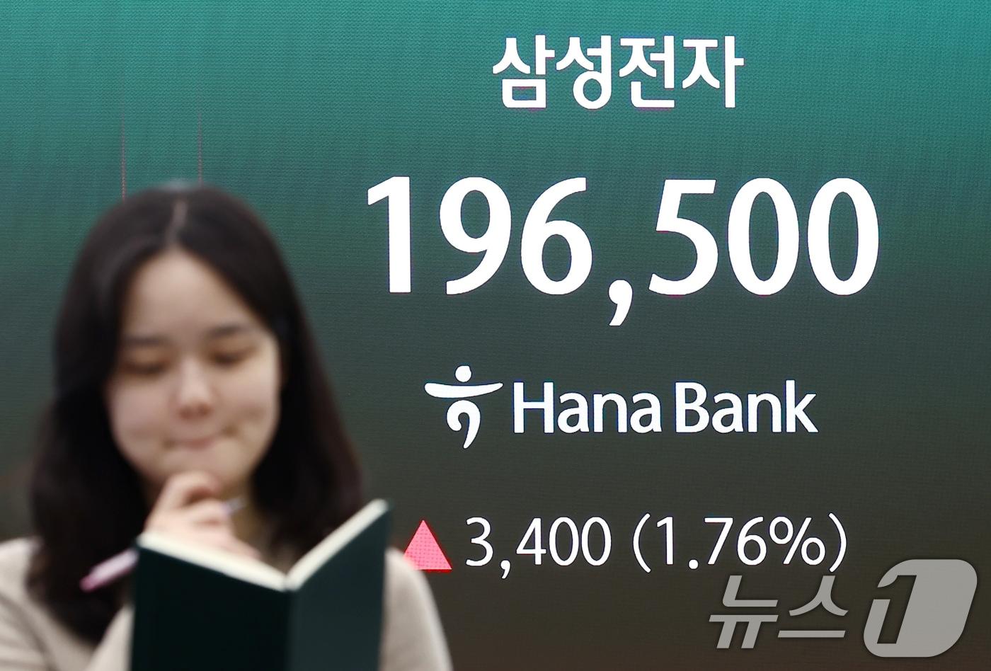 본문 이미지 - 삼성전자가 올해 1분기 매출액 133조원, 영업이익 57조2000억원으로 역대 최대 실적을 기록한 7일 오후 서울 중구 하나은행 딜링룸 전광판에 삼성전자 종가가 나오고 있다. 2026.4.7 ⓒ 뉴스1 김민지 기자