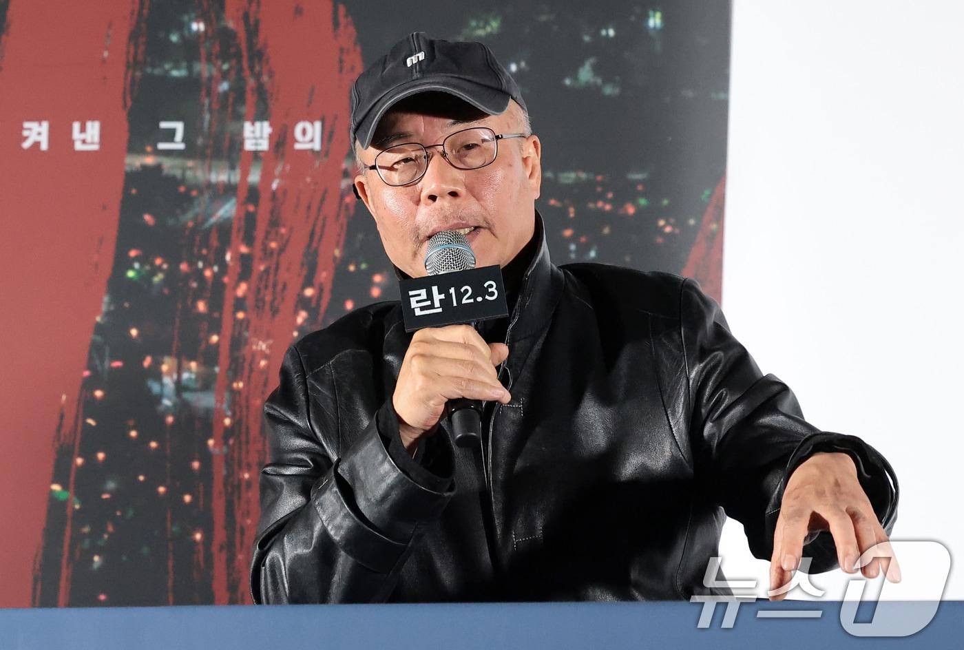 본문 이미지 - 이명세 감독이 7일 서울 용산구 CGV용산아이파크몰에서 열린 영화 ‘란 12.3’ 언론시사회 및 기자간담회에서 취재진 질문에 답하고 있다. ‘란 12.3’은 비상계엄 선포에 맞서 민주주의를 지키기 위해 나선 이들의 현장 기록을 담은 시네마틱 다큐멘터리다. 2026.4.7 ⓒ 뉴스1 권현진 기자