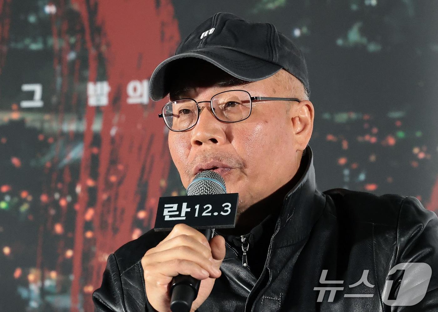 본문 이미지 - 이명세 감독이 7일 서울 용산구 CGV용산아이파크몰에서 열린 영화 ‘란 12.3’ 언론시사회 및 기자간담회에서 취재진 질문에 답하고 있다. ‘란 12.3’은 비상계엄 선포에 맞서 민주주의를 지키기 위해 나선 이들의 현장 기록을 담은 시네마틱 다큐멘터리다. 2026.4.7 ⓒ 뉴스1 권현진 기자