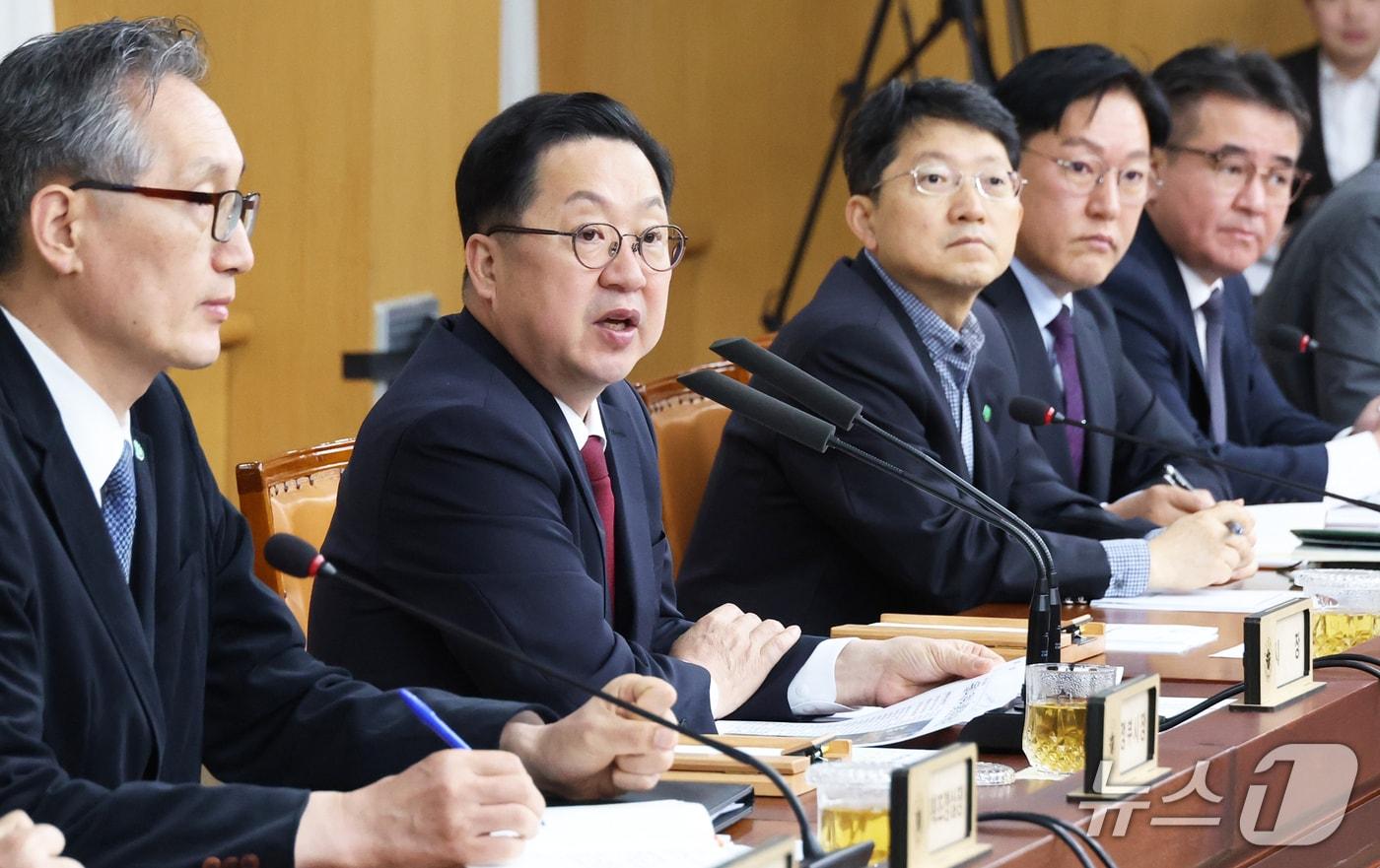 본문 이미지 - 이장우 대전시장이 7일 오전 확대간부회의를 주재하고 있다. (시 제공) / 뉴스1