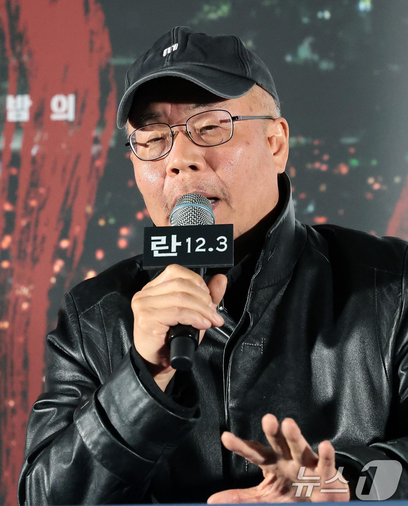 본문 이미지 - 이명세 감독이 7일 서울 용산구 CGV용산아이파크몰에서 열린 영화 ‘란 12.3’ 언론시사회 및 기자간담회에서 취재진 질문에 답하고 있다. ‘란 12.3’은 비상계엄 선포에 맞서 민주주의를 지키기 위해 나선 이들의 현장 기록을 담은 시네마틱 다큐멘터리다. 2026.4.7 ⓒ 뉴스1 권현진 기자