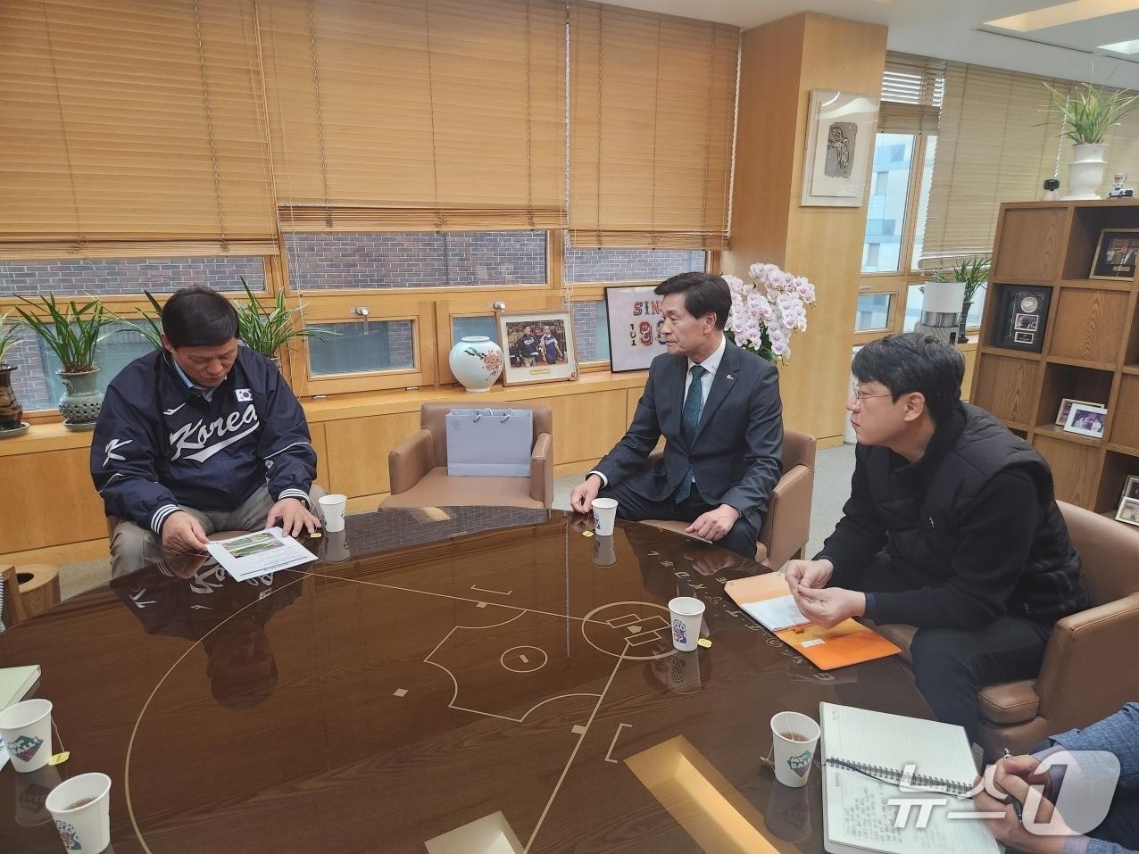 본문 이미지 - 안병구 밀양시장(왼쪽 두 번째)이 6일 KBO 사무국을 찾아 허구연 KBO 총재(왼쪽 첫 번째)와 면담하고 있다.(밀양시 제공. 재판매 및 DB금지)
