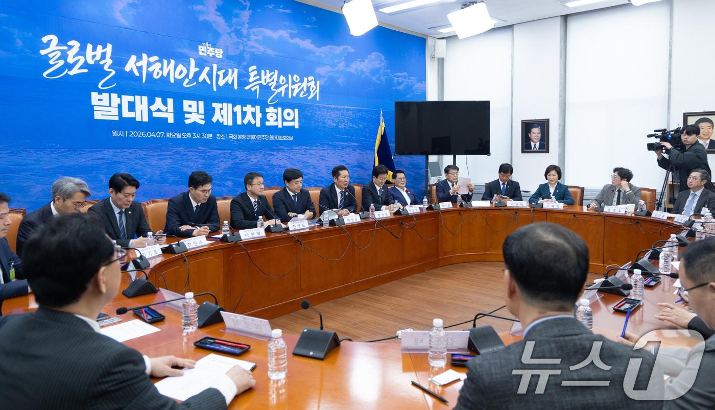 본문 이미지 - 정청래 더불어민주당 대표가 7일 서울 여의도 국회에서 열린 '글로벌 서해안시대 특별위원회 발대식 및 1차 회의'에서 축사하고 있다. 2026.4.7 ⓒ 뉴스1 이승배 기자