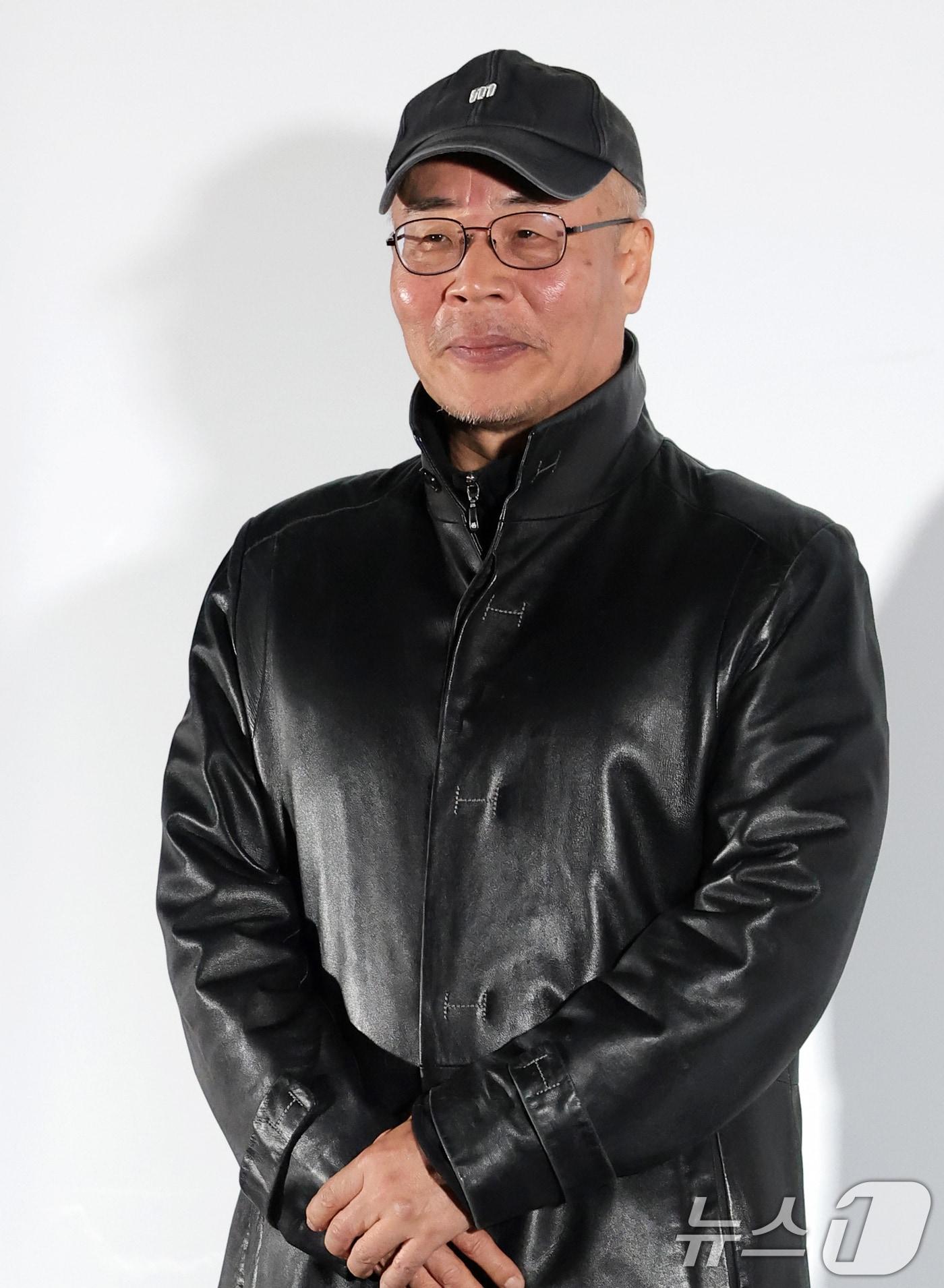 본문 이미지 - 이명세 감독이 7일 서울 용산구 CGV용산아이파크몰에서 열린 영화 ‘란 12.3’ 언론시사회 및 기자간담회에서 포즈를 취하고 있다. ‘란 12.3’은 비상계엄 선포에 맞서 민주주의를 지키기 위해 나선 이들의 현장 기록을 담은 시네마틱 다큐멘터리다. 2026.4.7 ⓒ 뉴스1 권현진 기자