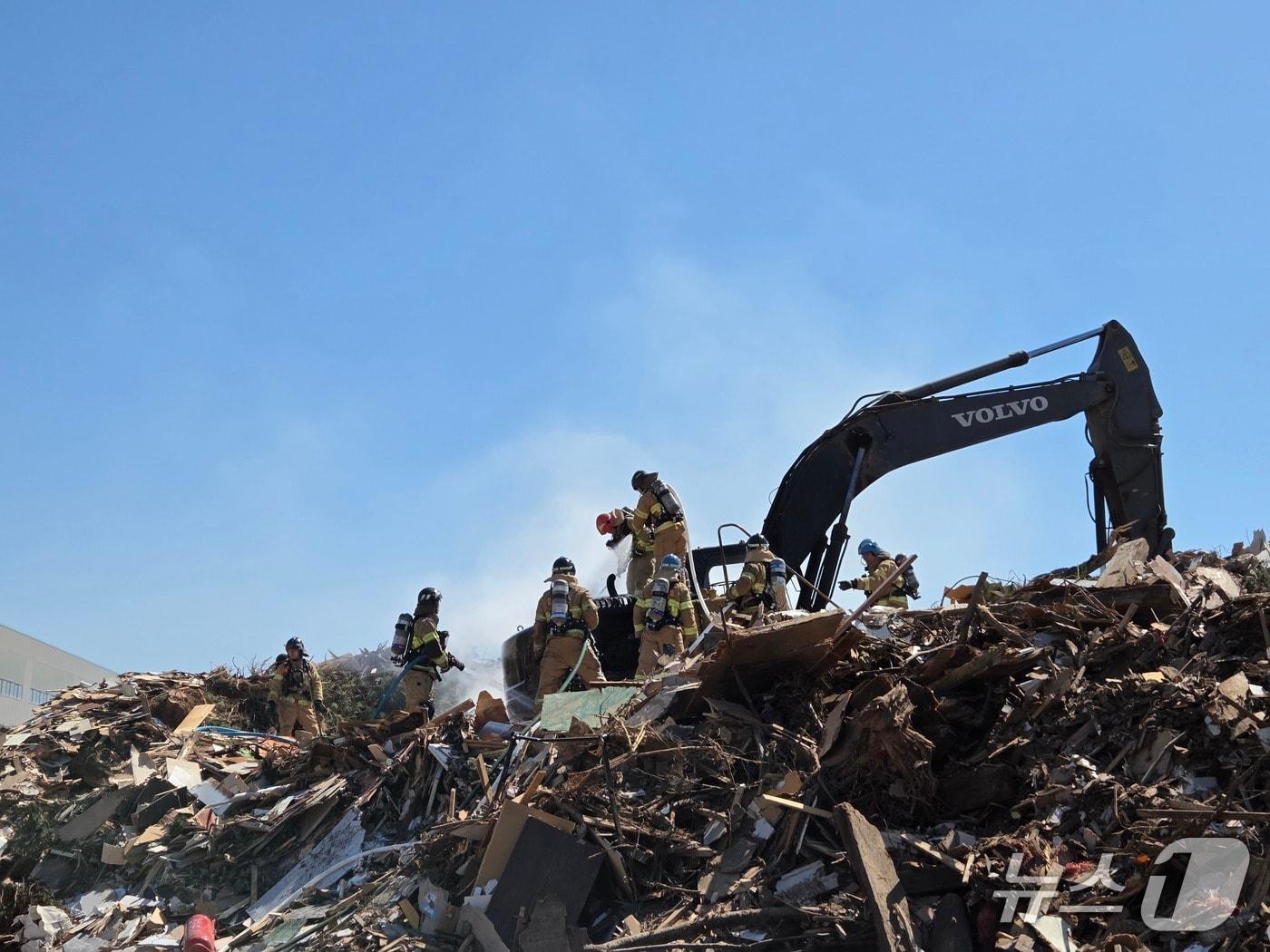 본문 이미지 - 7일 오후 1시 58분께 전북 군산시 오식도동의 한 폐기물 재활용 공장 야외 공터에서 운행 중이던 굴착기에 불이 났다.(전북소방본부 제공. 재판매 및 DB금지)