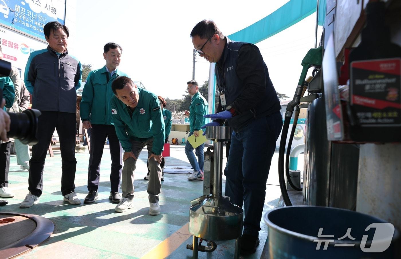 본문 이미지 - 유가 상승 대응 주유소 현장 점검.(강원도 제공. 재판매 및 DB금지)/뉴스1