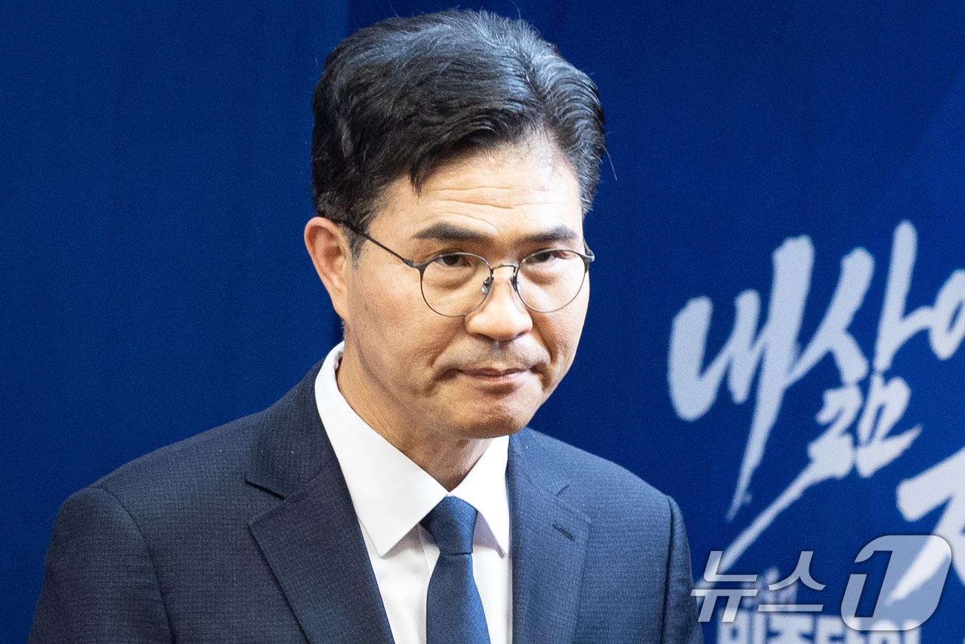 본문 이미지 - 이원택 더불어민주당 전북특별자치도지사 예비후보가 7일 서울 여의도 중앙당사에서 열린 본경선 합동연설회에 참석해 자리로 이동하고 있다. 정청래 더불어민주당 대표는 이날 이원택 예비후보의 술·식사 비용 대납 의혹과 관련 윤리감찰단의 긴급 감찰을 지시했다. 2026.4.7 ⓒ 뉴스1 유승관 기자