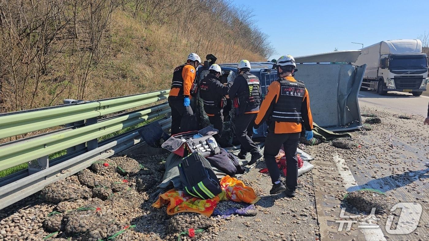 본문 이미지 - 7일 오후 2시 52분께 전북 남원시 대산면 순천-완주 고속도로 상행선 60.2km 지점에서 17톤 윙바디가 1톤 트럭을 추돌하는 사고가 발생했다.(전북소방본부 제공. 재판매 및 DB금지)