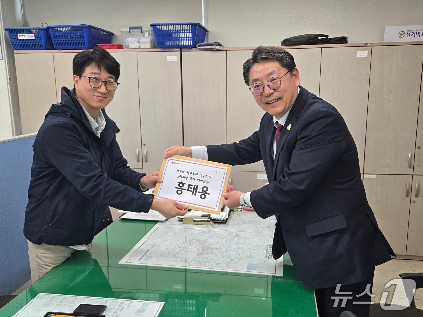 본문 이미지 - 홍태용 김해시장(오른쪽)이 7일 김해시선거관리위원회를 찾아 김해시장 예비후보 등록을 하고 있다.(홍태용 시장 측 제공. 재판매 및 DB금지)