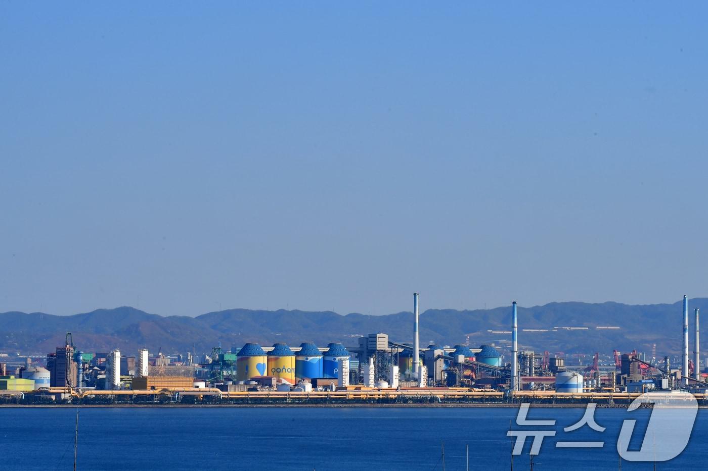 본문 이미지 - 7일 오후 포스코 포항제철소에 상공 위로 푸른 하늘이 펼쳐지고 있다. 2026.4.7 ⓒ 뉴스1 최창호 기자