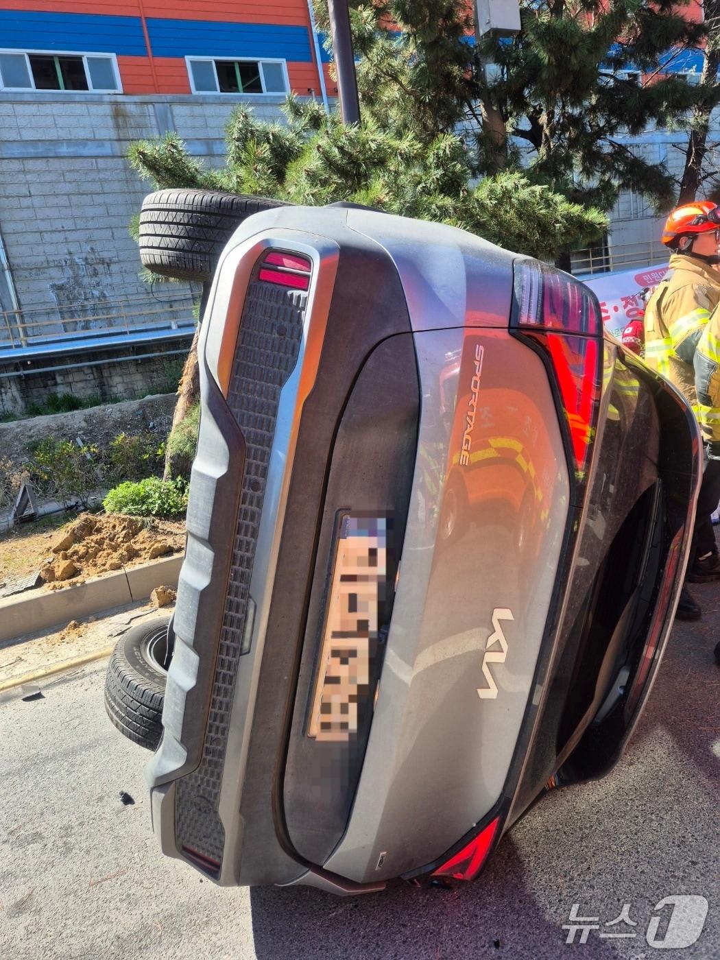 본문 이미지 - 7일 오후 2시 8분께 울산 울주군 온산로를 달리던 스포츠유틸리티차량(SUV)이 전복되는 사고가 일어났다.(울산소방본부 제공. 재판매 및 DB금지)/뉴스1