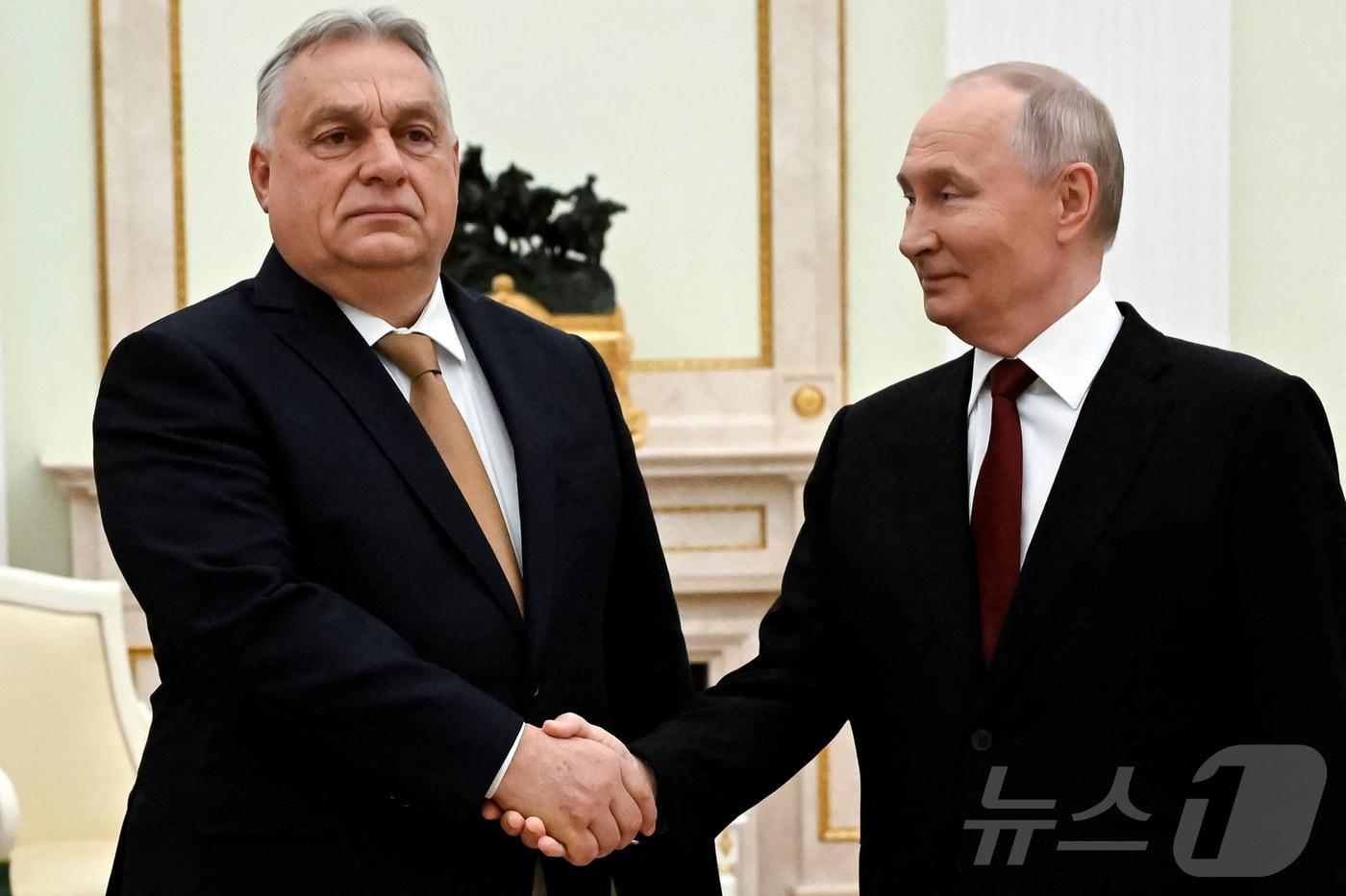 본문 이미지 - 빅토르 오르반 헝가리 총리와 블라디미르 푸틴 러시아 대통령. 2025.11.28 ⓒ 로이터=뉴스1