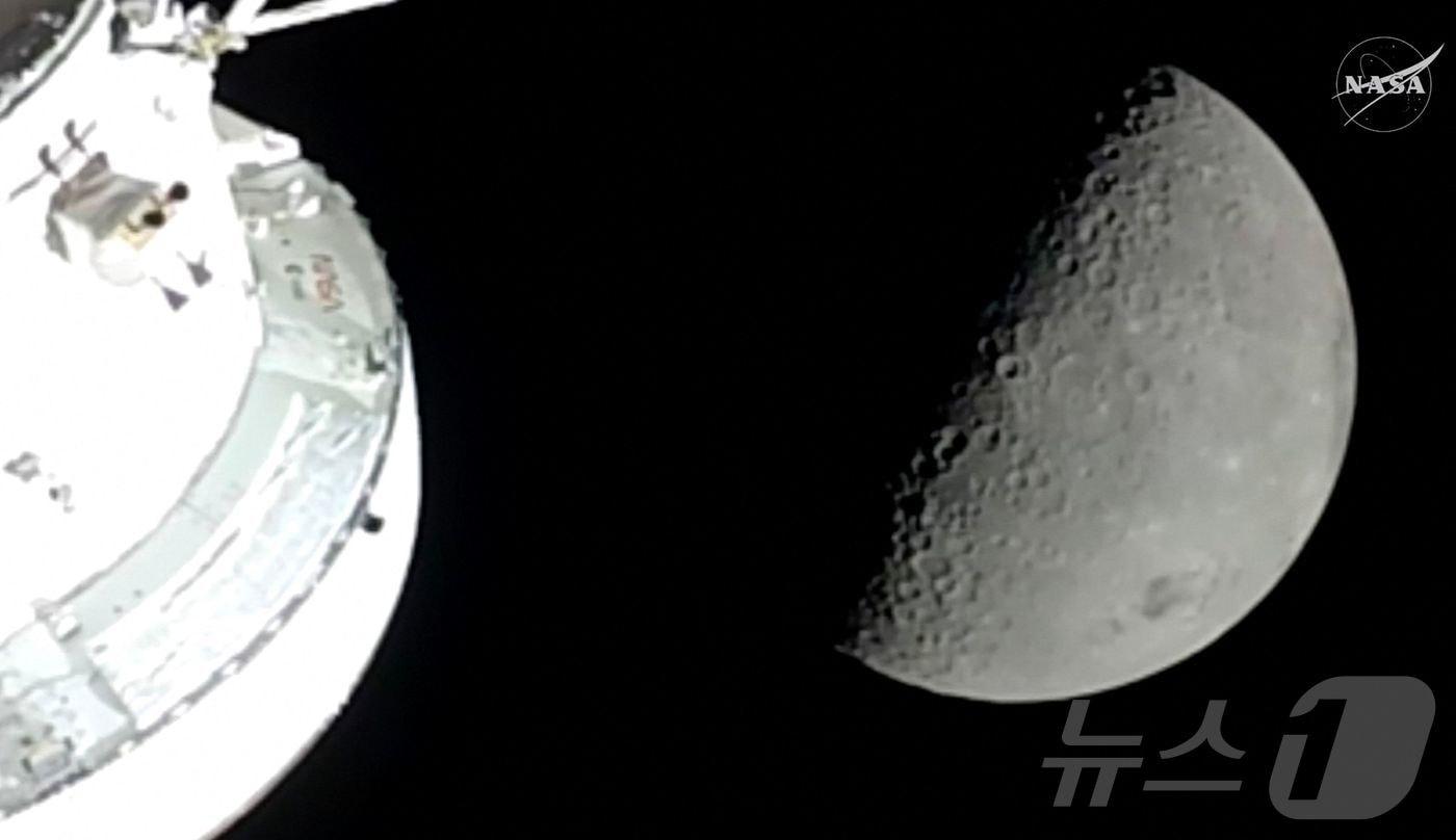 본문 이미지 - 아르테미스 2호에서 바라본 달. ⓒ AFP=뉴스1