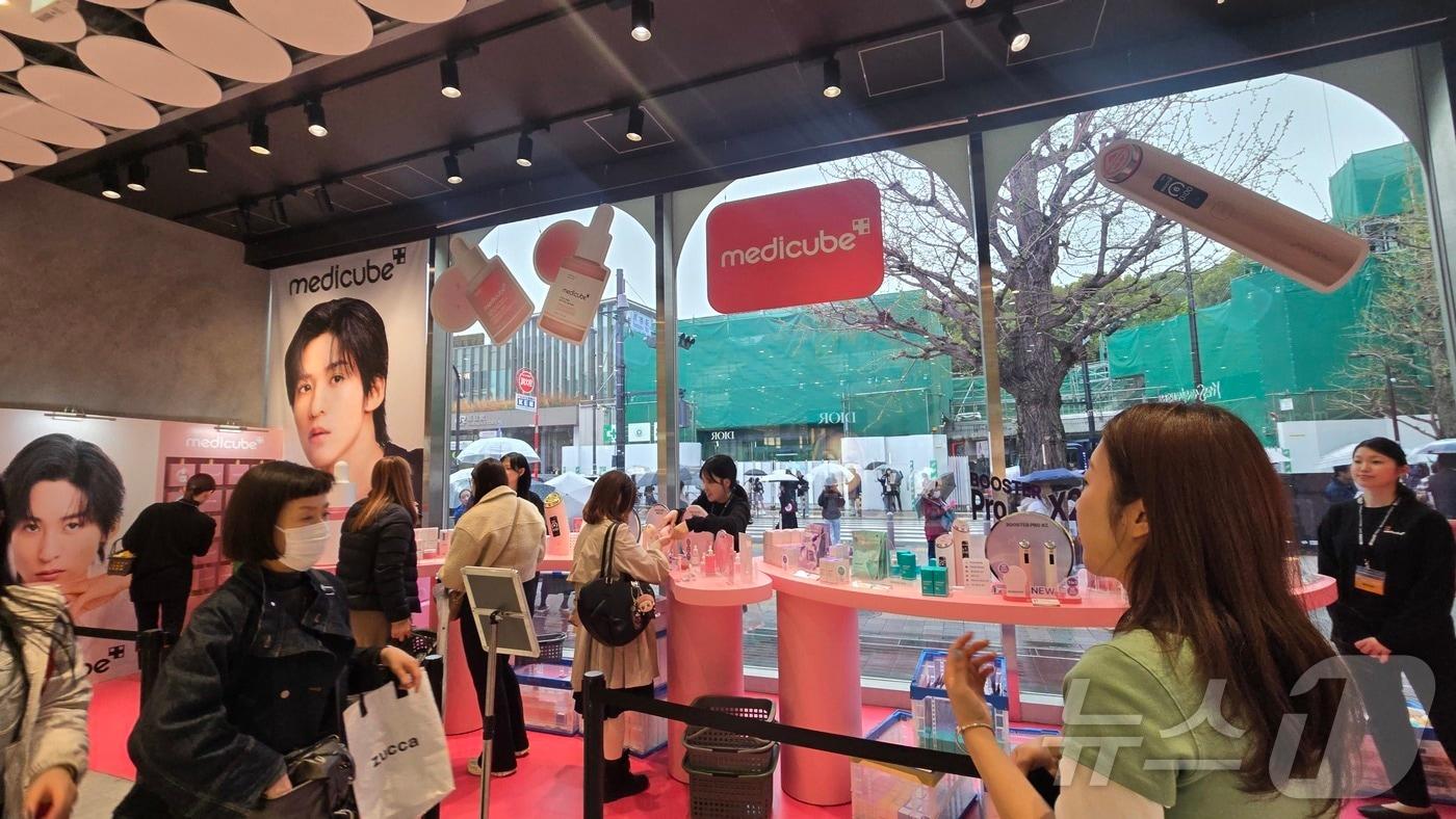 본문 이미지 - 지난 4일 찾은 일본 도쿄도 시부야구 진구마에 하라주쿠역 인근 화장품 전문점 '@코스메 도쿄'(@cosme TOKYO). ⓒ 뉴스1 최소망