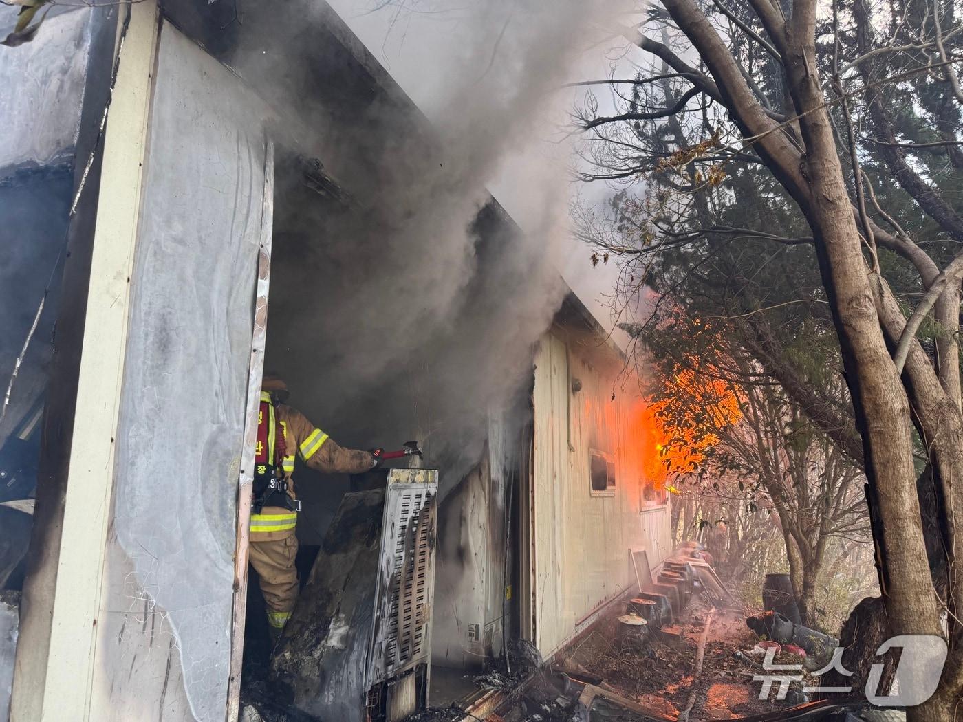 본문 이미지 - 7일 부산 기장군 정관읍에서 발생한 농막 화재를 소방 대원이 진압하고 있다. (부산소방재난본부 제공. 재판매 및 DB금지)