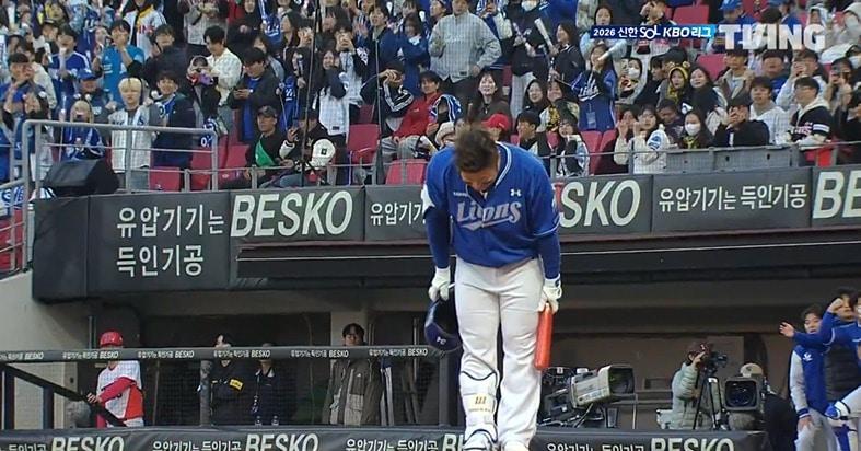 본문 이미지 - 삼성 최형우가 7일 열린 KIA 타이거즈와의 경기에서 1회초첫 타석에 앞서 KIA 팬들을 향해 인사하고 있다. (티빙 중계 화면 캡처)