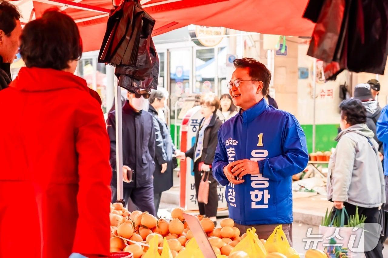 본문 이미지 - 육동한 춘천시장 예비후보가 7일 춘천 풍물시장을 찾아 상인과 시민들을 만나 현장의 목소리를 청취하고 있다.(후보 측 제공, 재판매 및 DB금지)