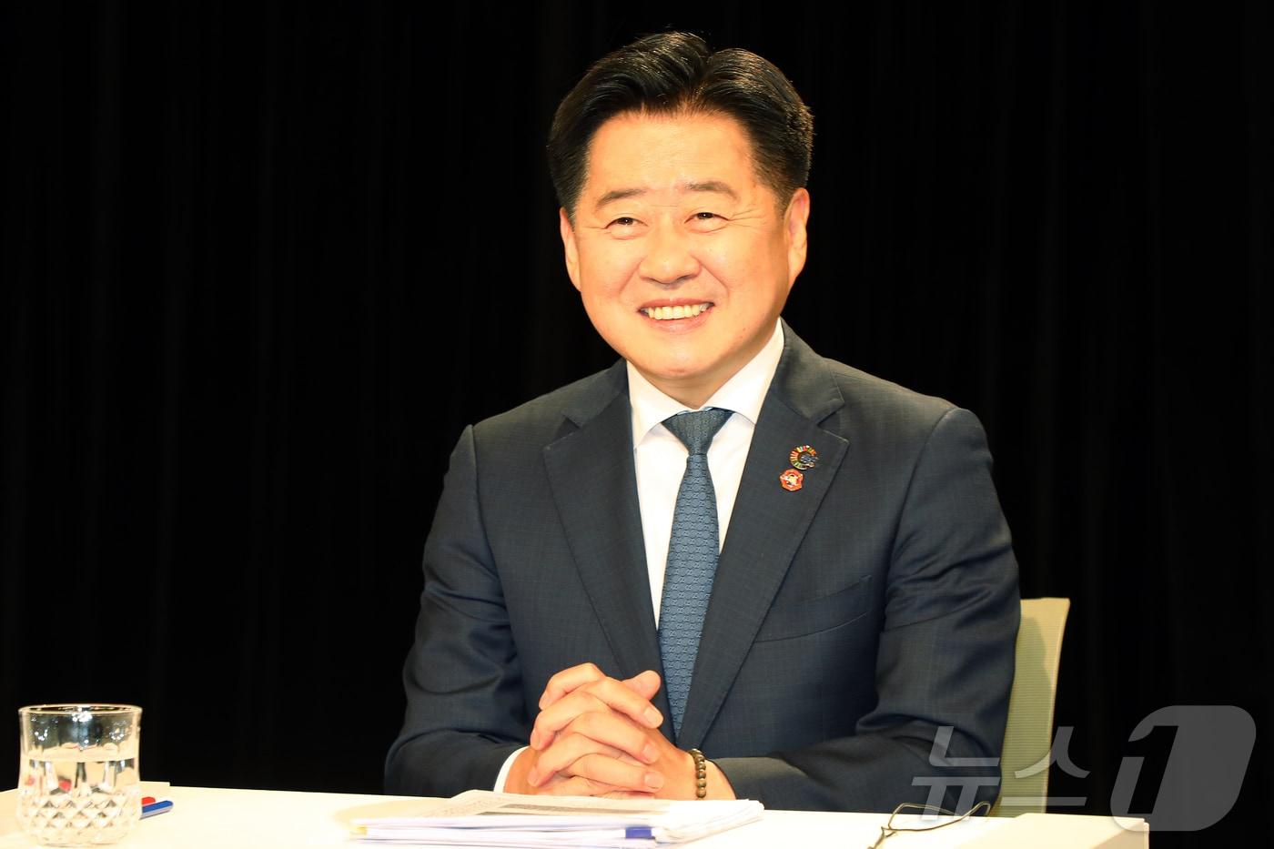 본문 이미지 - 오영훈 더불어민주당 제주도지사 예비후보가 7일 오후 제주시 KBS제주방송총국 공개홀에서 열린 더불어민주당 제주도지사 본경선 후보자 합동 토론회에서 토론 준비를 하고 있다. 2026.4.7 ⓒ 뉴스1 오미란 기자