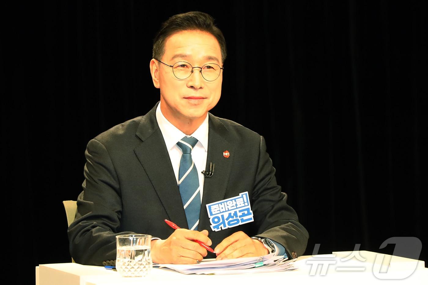 본문 이미지 - 위성곤 국회의원(제주 서귀포시)이 7일 오후 제주시 KBS제주방송총국 공개홀에서 열린 더불어민주당 제주도지사 본경선 후보자 합동 토론회에서 토론 준비를 하고 있다. 2026.4.7 ⓒ 뉴스1 오미란 기자