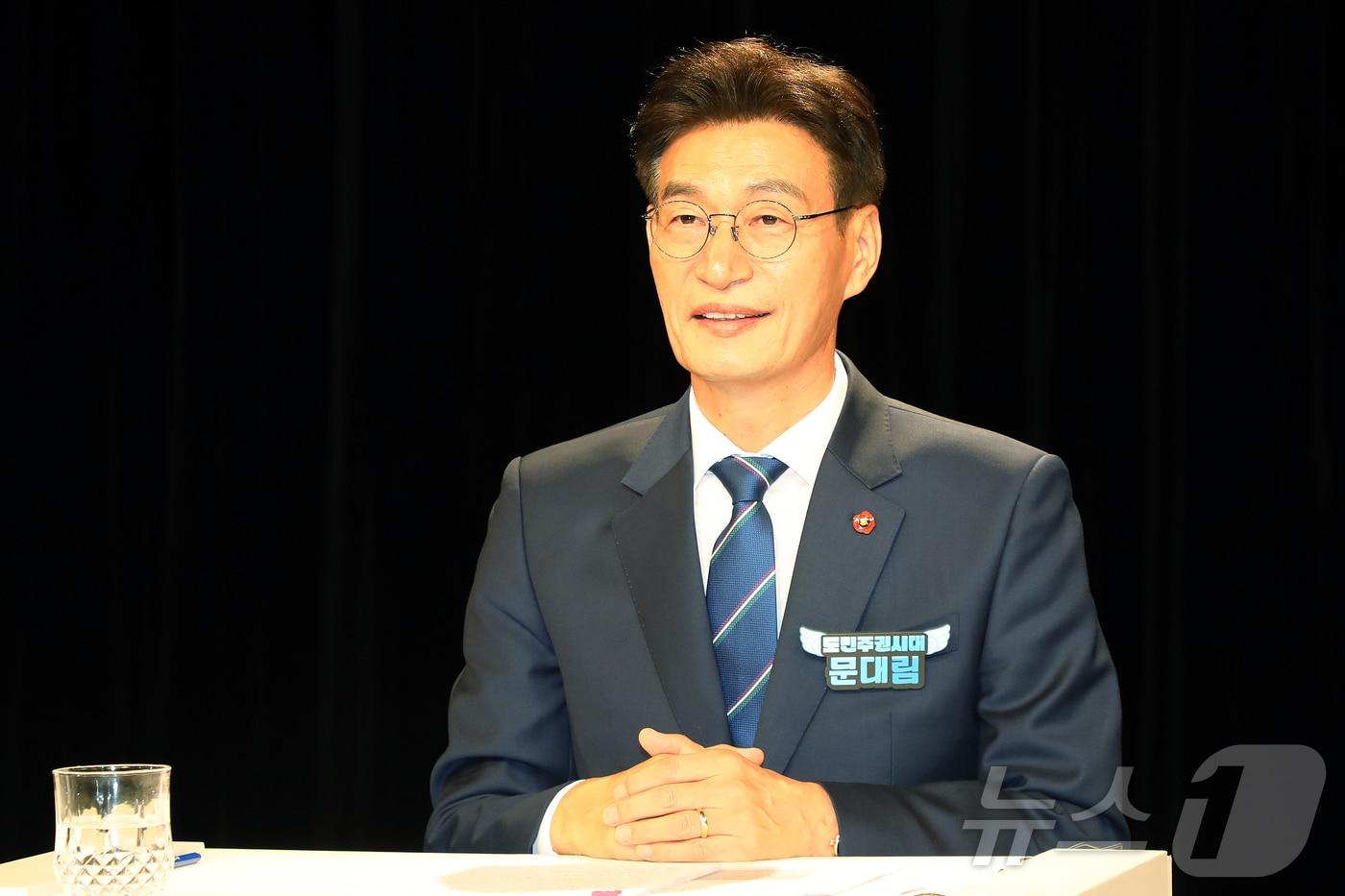 본문 이미지 - 문대림 국회의원(제주 제주시 갑)이 7일 오후 제주시 KBS제주방송총국 공개홀에서 열린 더불어민주당 제주도지사 본경선 후보자 합동 토론회에서 토론 준비를 하고 있다. 2026.4.7 ⓒ 뉴스1 오미란 기자