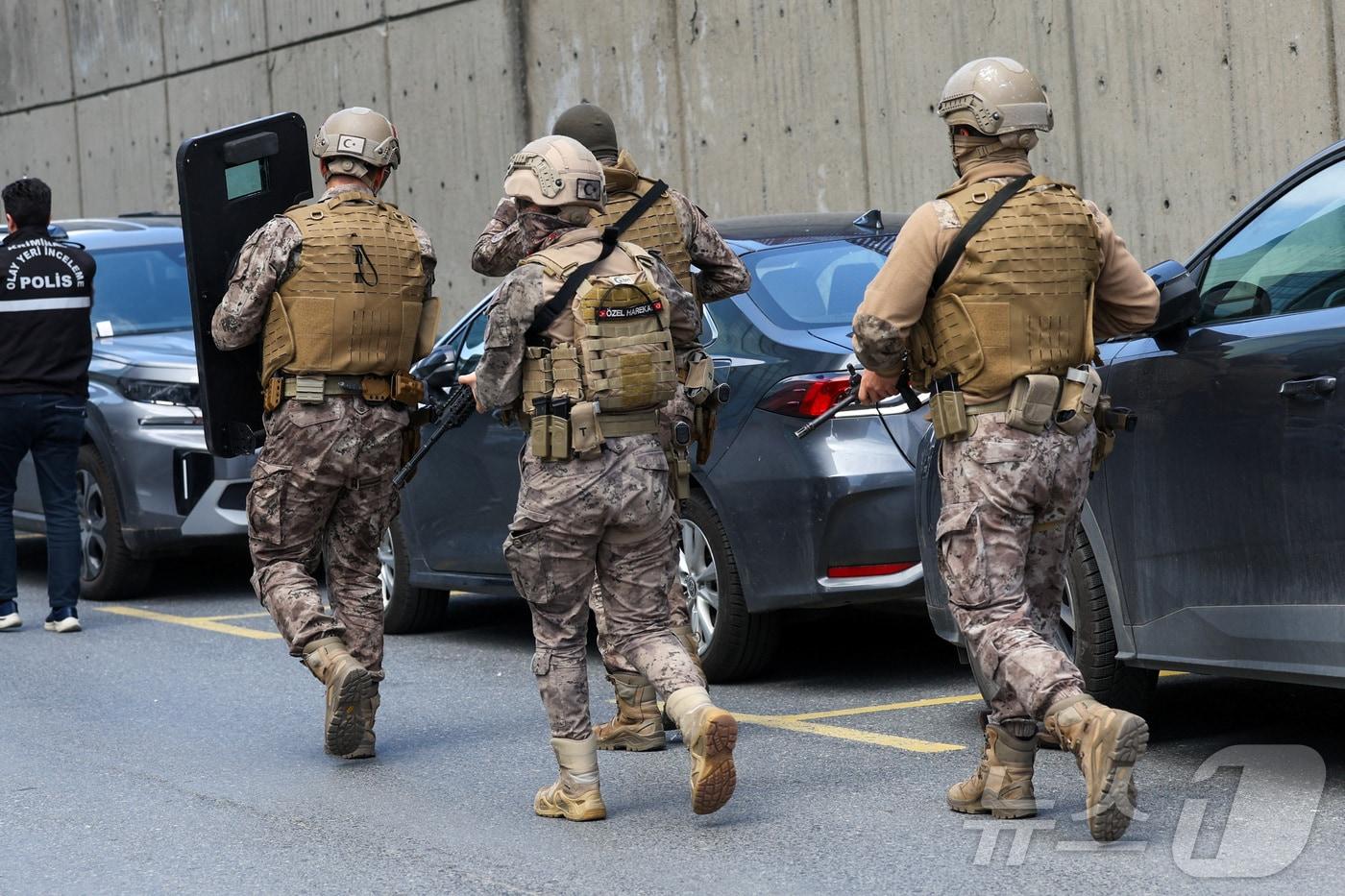 본문 이미지 - 이스탄불 주재 이스라엘 영사관 주변을 순찰하는 튀르키예 경찰. 2026.04.07 ⓒ 로이터=뉴스1