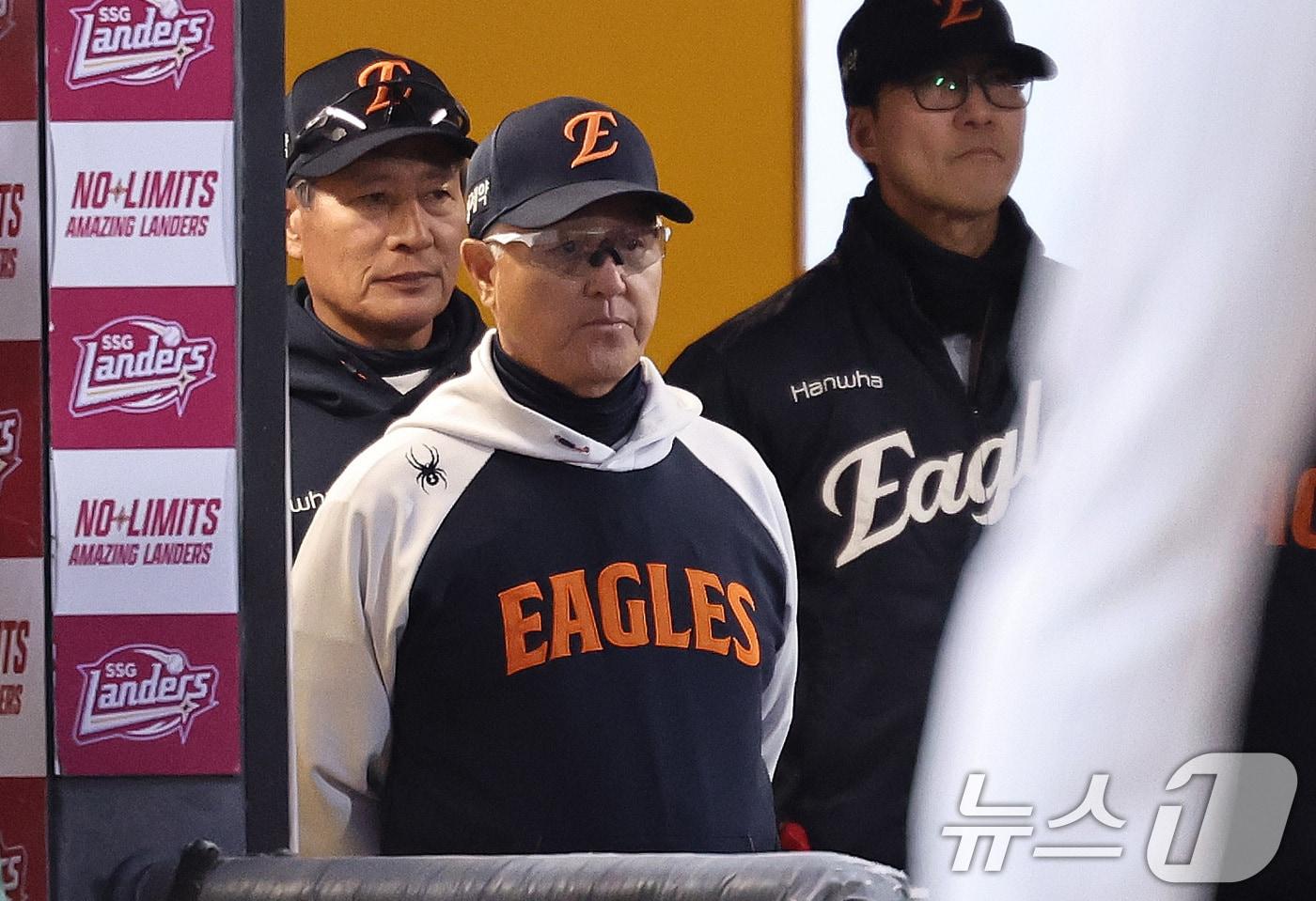 본문 이미지 - 7일 오후 인천 미추홀구 SSG랜더스필드에서 열린 프로야구 '2026 신한 SOL KBO리그' SSG 랜더스와 한화 이글스의 경기, 김경문 한화 감독이 경기를 지켜보고 있다. 2026.4.7 ⓒ 뉴스1 구윤성 기자