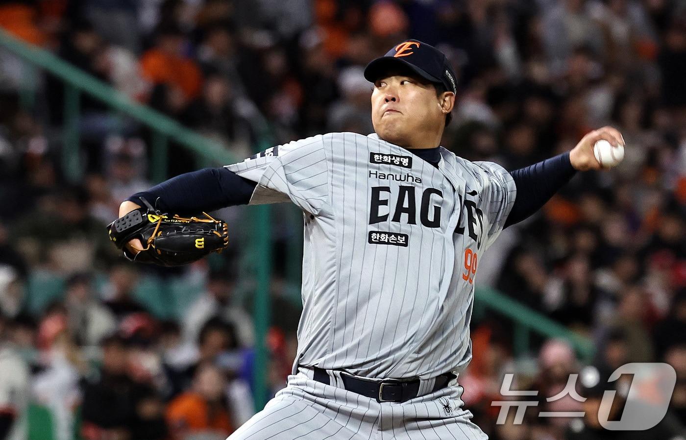본문 이미지 - 7일 오후 인천 미추홀구 SSG랜더스필드에서 열린 프로야구 '2026 신한 SOL KBO리그' SSG 랜더스와 한화 이글스의 경기, 한화 선발투수 류현진이 역투하고 있다. 2026.4.7 ⓒ 뉴스1 구윤성 기자