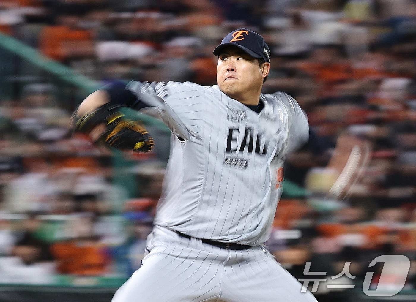 본문 이미지 - 7일 오후 인천 미추홀구 SSG랜더스필드에서 열린 프로야구 '2026 신한 SOL KBO리그' SSG 랜더스와 한화 이글스의 경기, 한화 선발투수 류현진이 6회 역투하고 있다. 2026.4.7 ⓒ 뉴스1 구윤성 기자