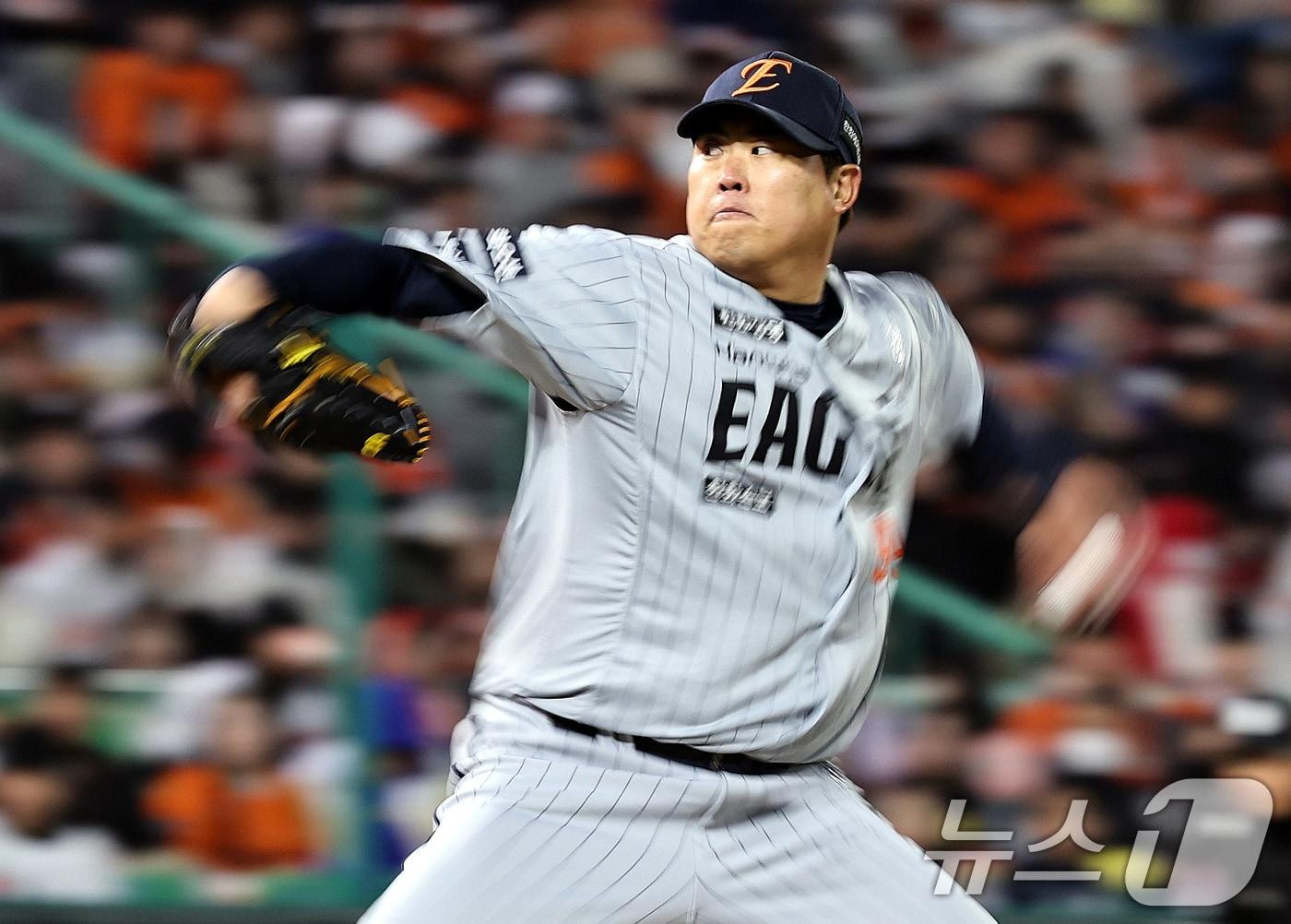 본문 이미지 - 7일 오후 인천 미추홀구 SSG랜더스필드에서 열린 프로야구 '2026 신한 SOL KBO리그' SSG 랜더스와 한화 이글스의 경기, 한화 선발투수 류현진이 6회말 역투하고 있다. 2026.4.7 ⓒ 뉴스1 구윤성 기자