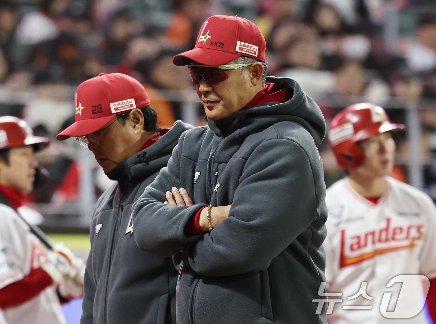 본문 이미지 - 7일 오후 인천 미추홀구 SSG랜더스필드에서 열린 프로야구 '2026 신한 SOL KBO리그' SSG 랜더스와 한화 이글스의 경기, 이숭용 SSG 감독이 8회말 선두타자 박성한의 파울플라이 아웃에 항의한 뒤 더그아웃으로 돌아서고 있다. 2026.4.7 ⓒ 뉴스1 구윤성 기자