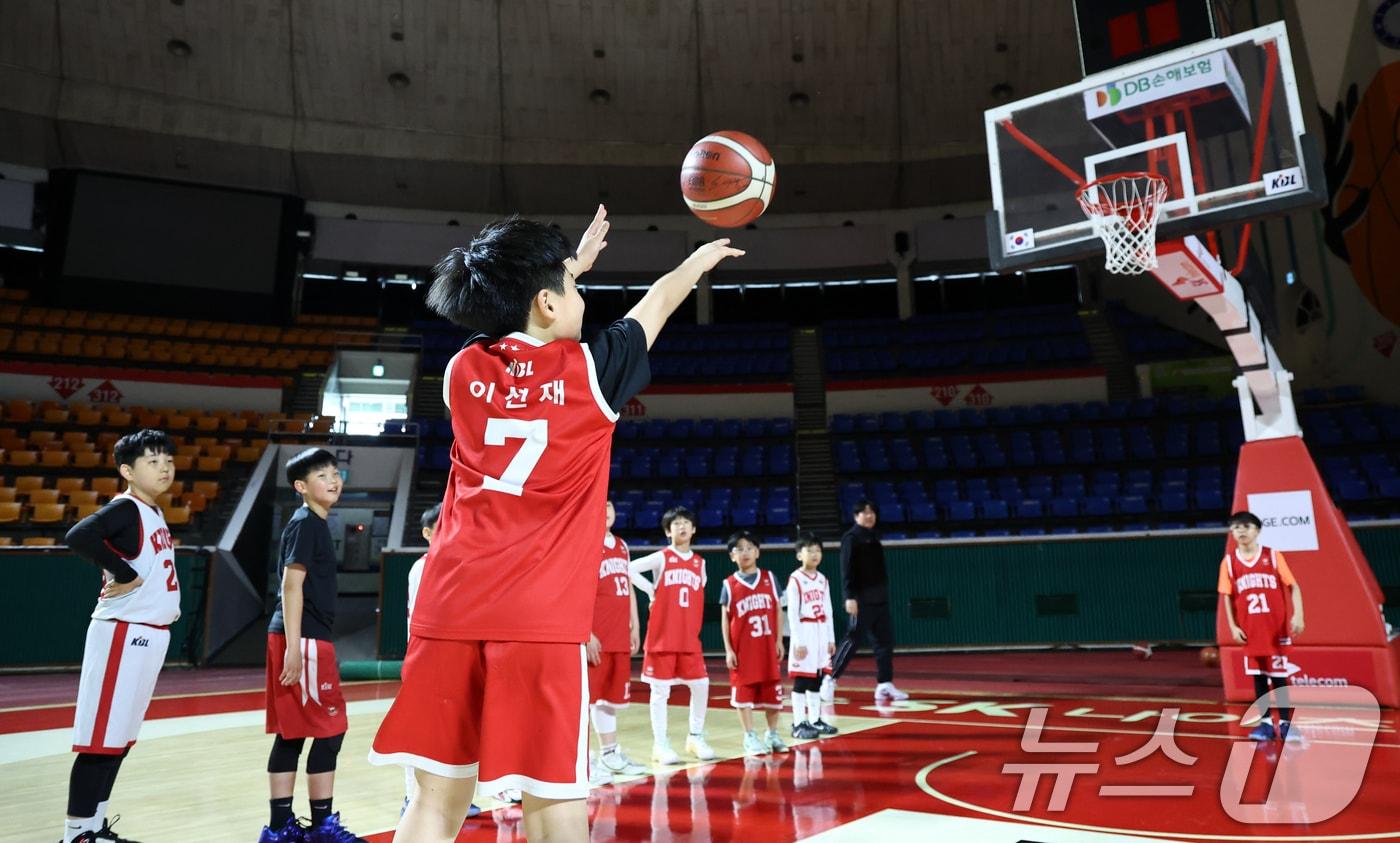 본문 이미지 - 7일 서울 송파구 잠실학생체육관에서 SK 나이츠 유소년팀 선수들이 훈련을 하고 있다. ⓒ 뉴스1 최지환 기자