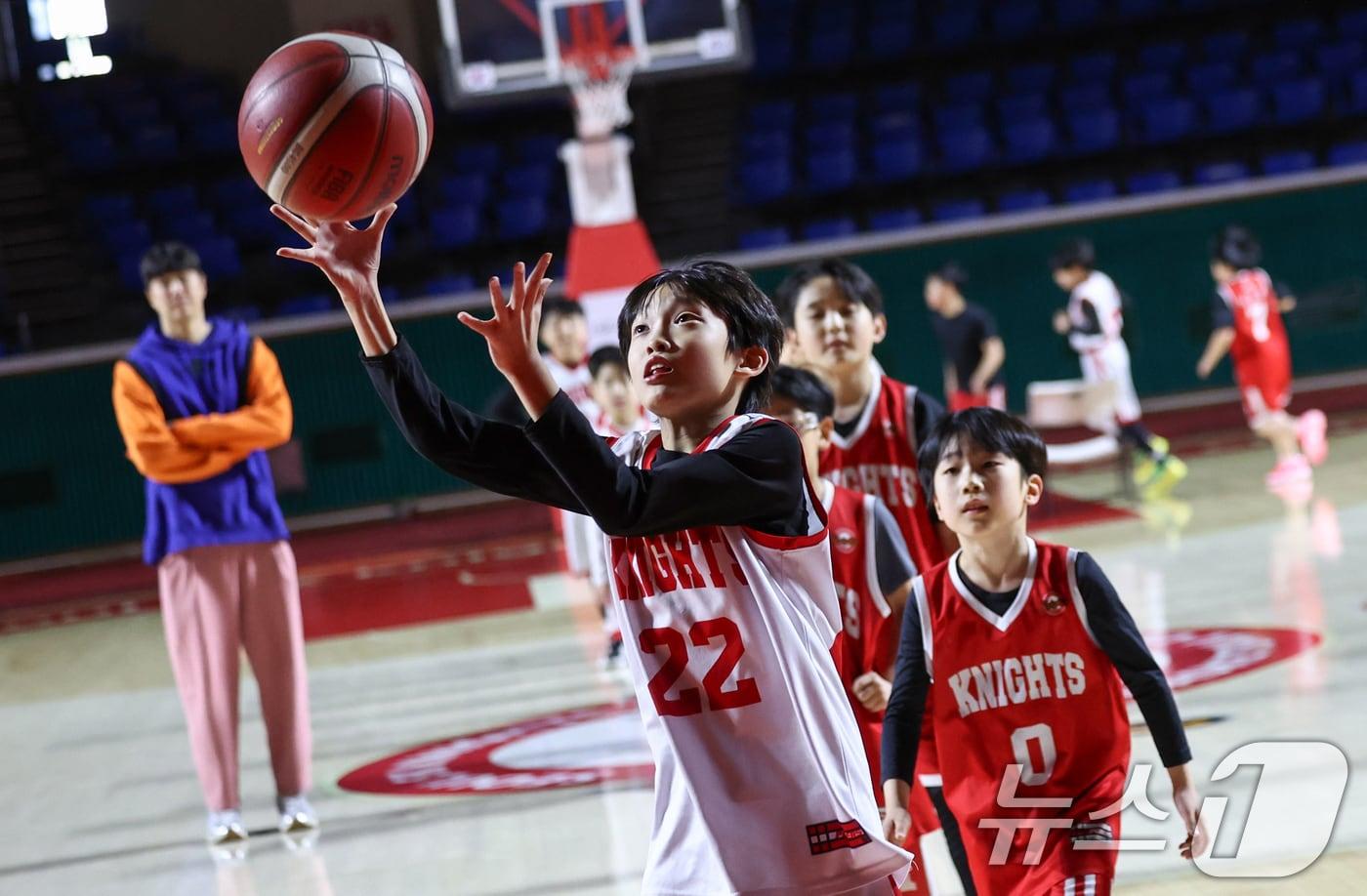 본문 이미지 - 7일 서울 송파구 잠실학생체육관에서 SK 나이츠 유소년팀 선수들이 훈련을 하고 있다. ⓒ 뉴스1 최지환 기자