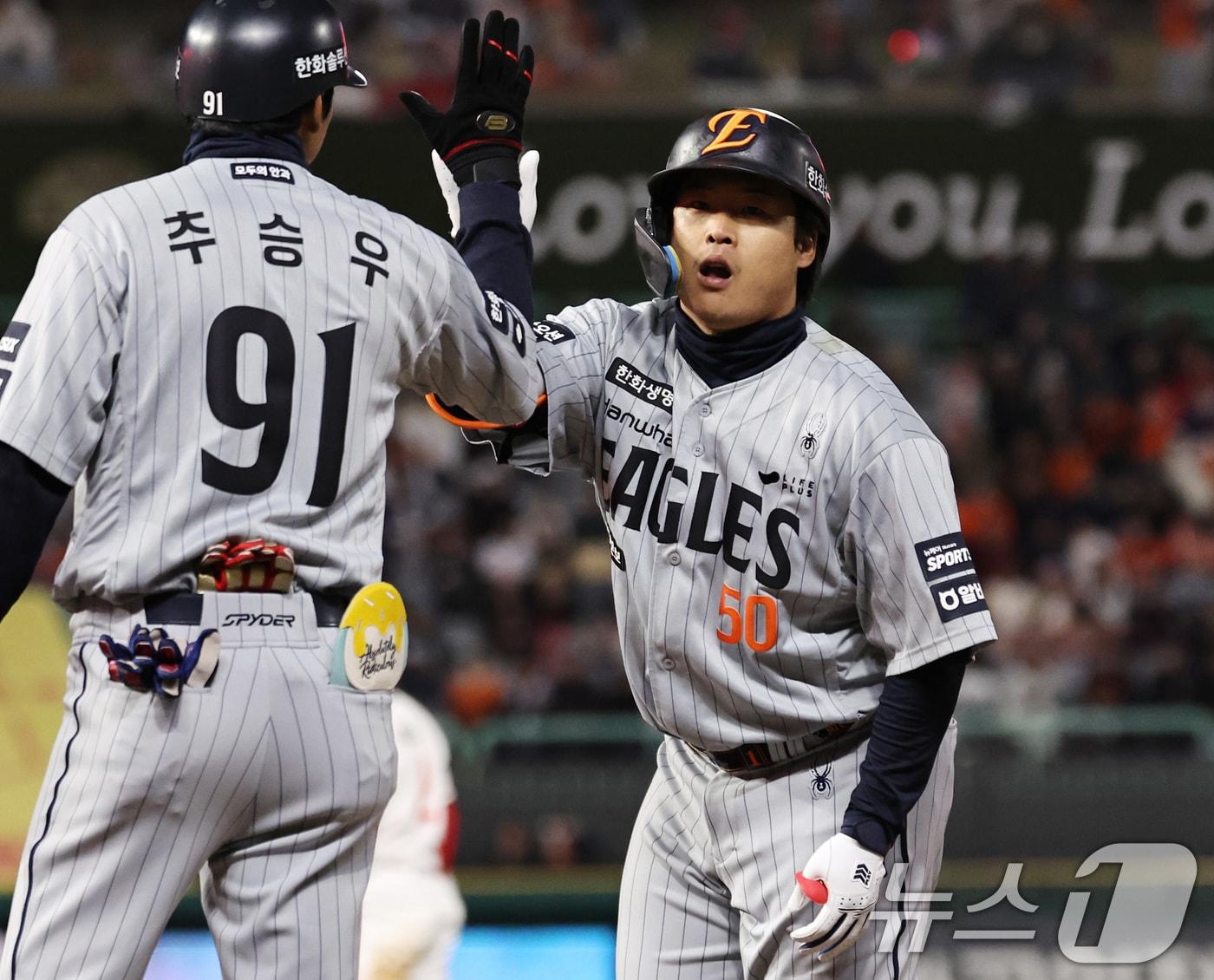 본문 이미지 - 7일 오후 인천 미추홀구 SSG랜더스필드에서 열린 프로야구 '2026 신한 SOL KBO리그' SSG 랜더스와 한화 이글스의 경기, 9회초 한화의 공격 1사 1,2루 상황때 강백호가 1타점 적시타를 친 뒤 추승우 코치와 하이파이브하고 있다. 2026.4.7 ⓒ 뉴스1 구윤성 기자