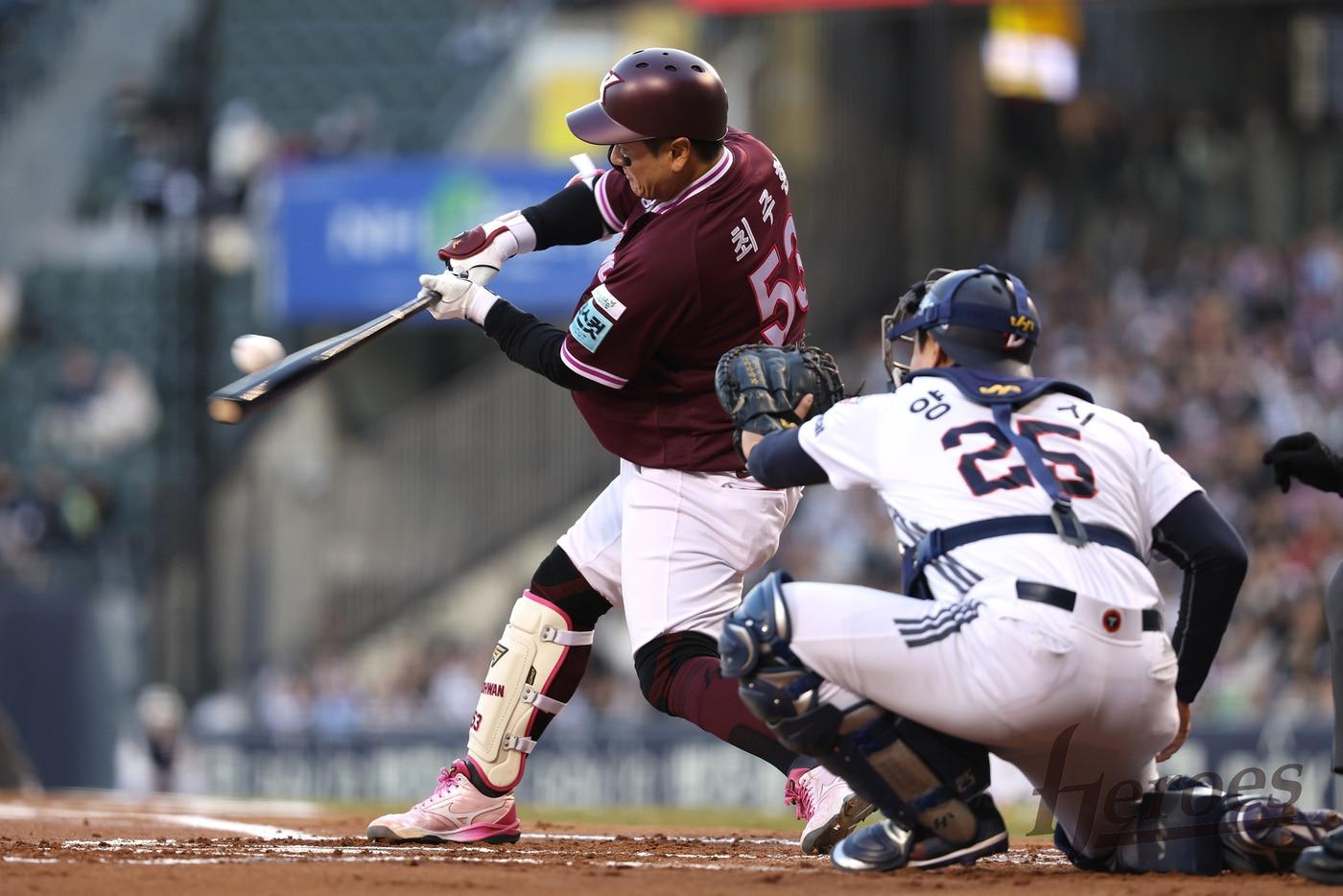 본문 이미지 - 키움 히어로즈 내야수 최주환이 7일 열린 KBO리그 잠실 두산 베어스전에서 타점 2개를 기록해 팀의 승리를 이끌었다. (키움 히어로즈 제공)