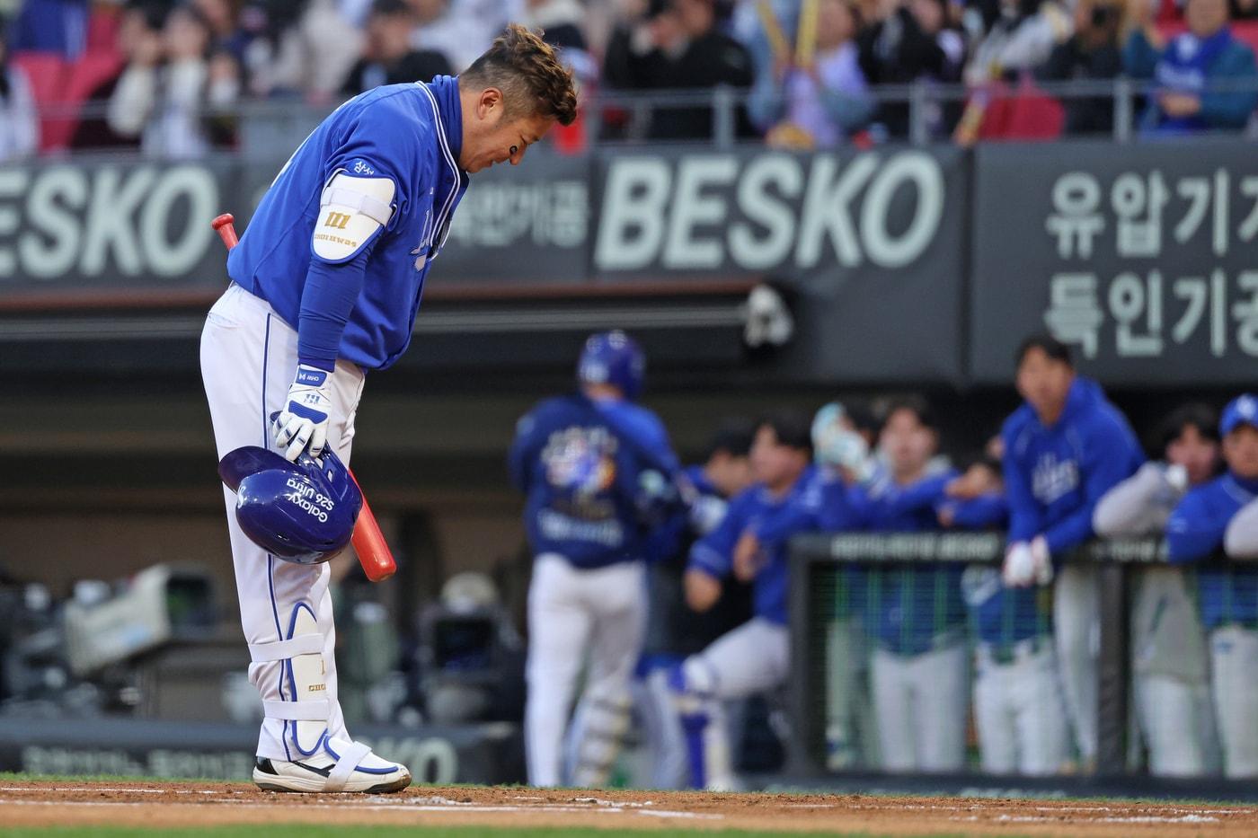 본문 이미지 - 7일 KIA전 1회초 첫 타석에 앞서 KIA 팬들을 향해 인사하는 최형우(삼성). (삼성 라이온즈 제공)