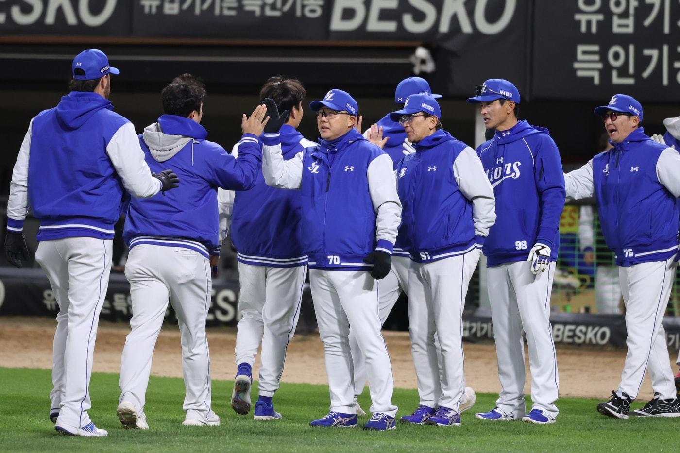 본문 이미지 - 삼성 라이온즈 선수단이 7일 KIA 타이거즈전에서 승리한 뒤 자축하고 있다. (삼성 제공)