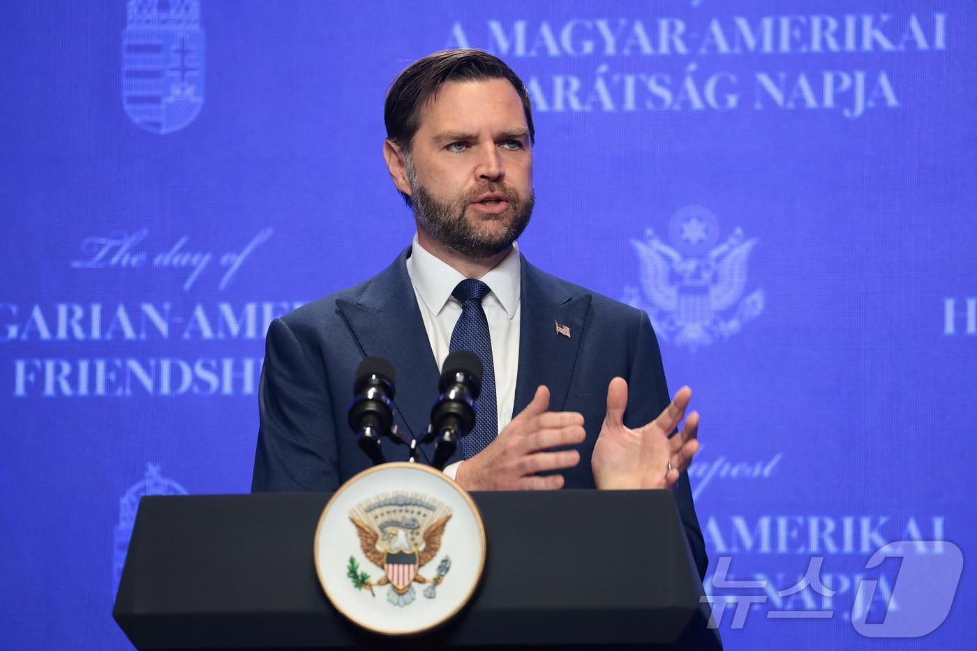 본문 이미지 - JD 밴스 부통령이 7일(현지시간) 헝가리 부다페스트에서 열린 빅토르 오르반 헝가리 총리와의 공동 기자회견에서 발언하고 있다. 2026.04.07. ⓒ 로이터=뉴스1