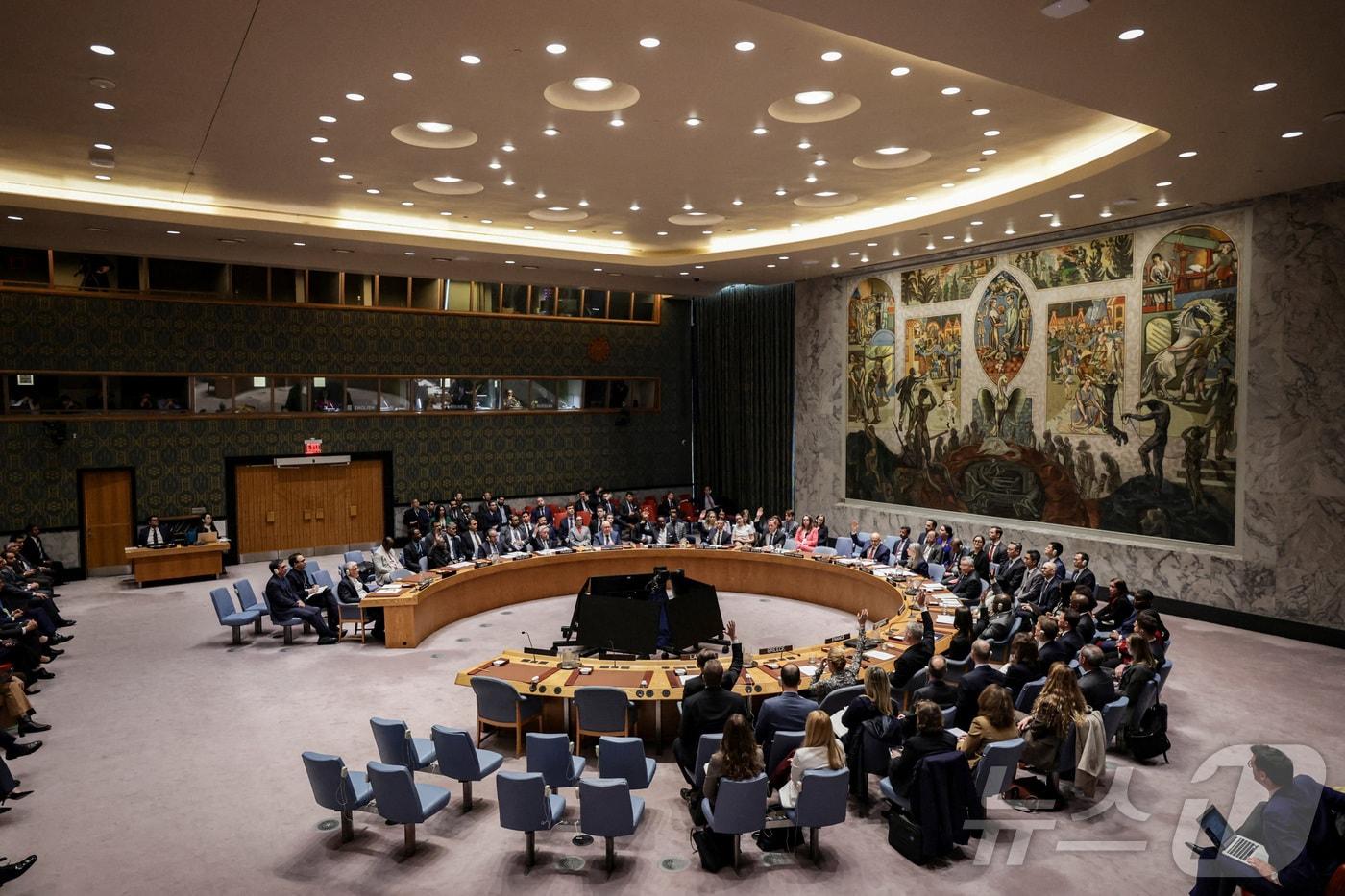 본문 이미지 - 7일(현지시간) 미국 뉴욕 유엔본부에서 열린 유엔 안전보장이사회 회의에서 호르무즈 해협 내 선박 보호를 촉구하는 결의안에 대한 표결이 이루어지고 있다. 결의안은 찬성 11표, 반대 2표(중국·러시아), 기권 2표로 부결됐다. 2026.04.07. ⓒ 로이터=뉴스1