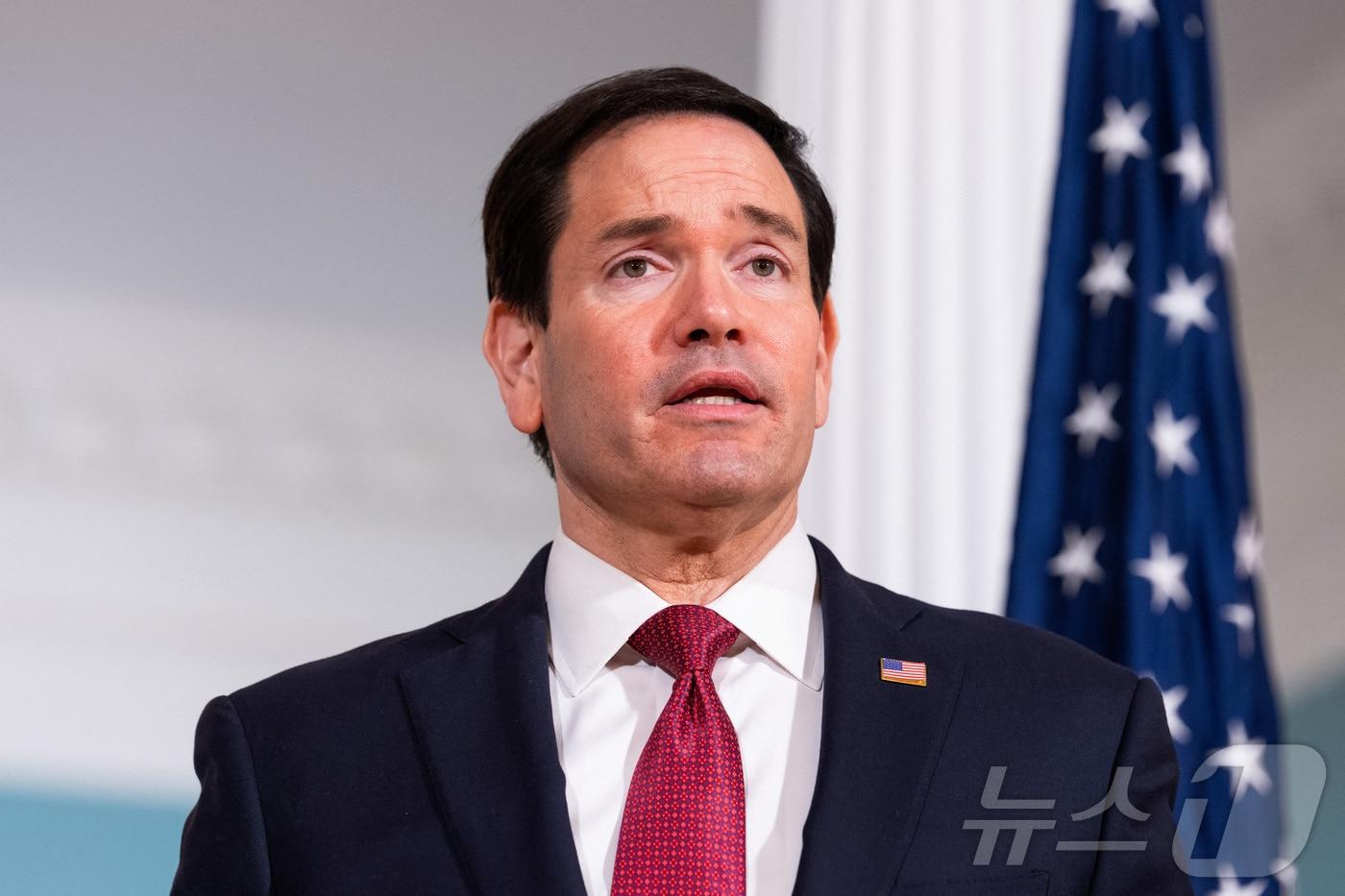 본문 이미지 - 마코 루비오 미국 국무장관이 7일(현지시간) 워싱턴DC 국무부 청사에서 열린 뉴질랜드 외교장관과의 회담에 앞서 기자들의 질문에 답하고 있다. 2026.04.07. ⓒ 로이터=뉴스1